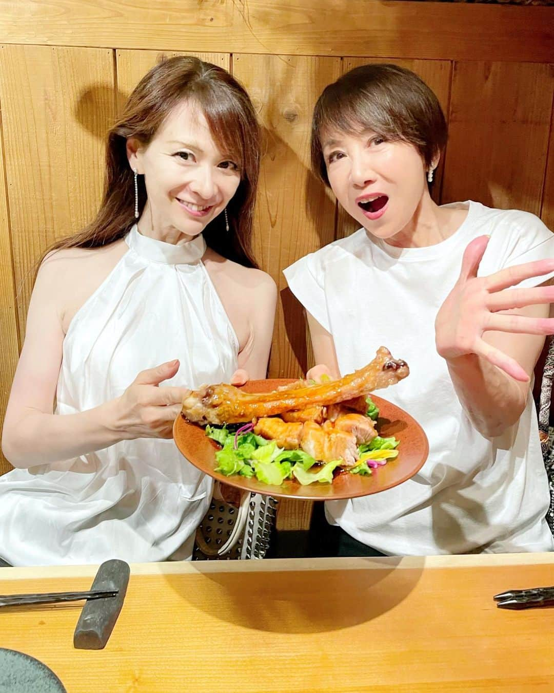 里井真由美さんのインスタグラム写真 - (里井真由美Instagram)「荒木町の中華「遊猿 ゆうえん」で夜ご飯♡ 女優の奈美悦子さんに頂いたピアスつけて楽しんできました♡  で、中華は　前菜盛り合わせ、穴子の春巻き、酢豚、鱧と万願寺とうがらし、冷やし坦々麺〜　etc  春巻きは季節で中身変わるんだけど、パリッパリでお気に入り！  あと、酢豚がスペアリブの部分で、 テンション上がるわー  ピリ辛な中華って、夏にぴったり♡  今度、ピアスだけまたご紹介させてね♡  。。。  今朝はもう出発！朝6時☀️  今日も良いことたくさんありますように  。。。  #ホワイトコーデ#奈美悦子 さん　#ピアス開けた #愛しの #里井真由美#フードジャーナリスト里井真由美#さといいね#ありが糖運動#japan#japanesegirl#japanese #遊猿 #遊猿at新宿荒木町」8月24日 6時05分 - mayumi.satoi