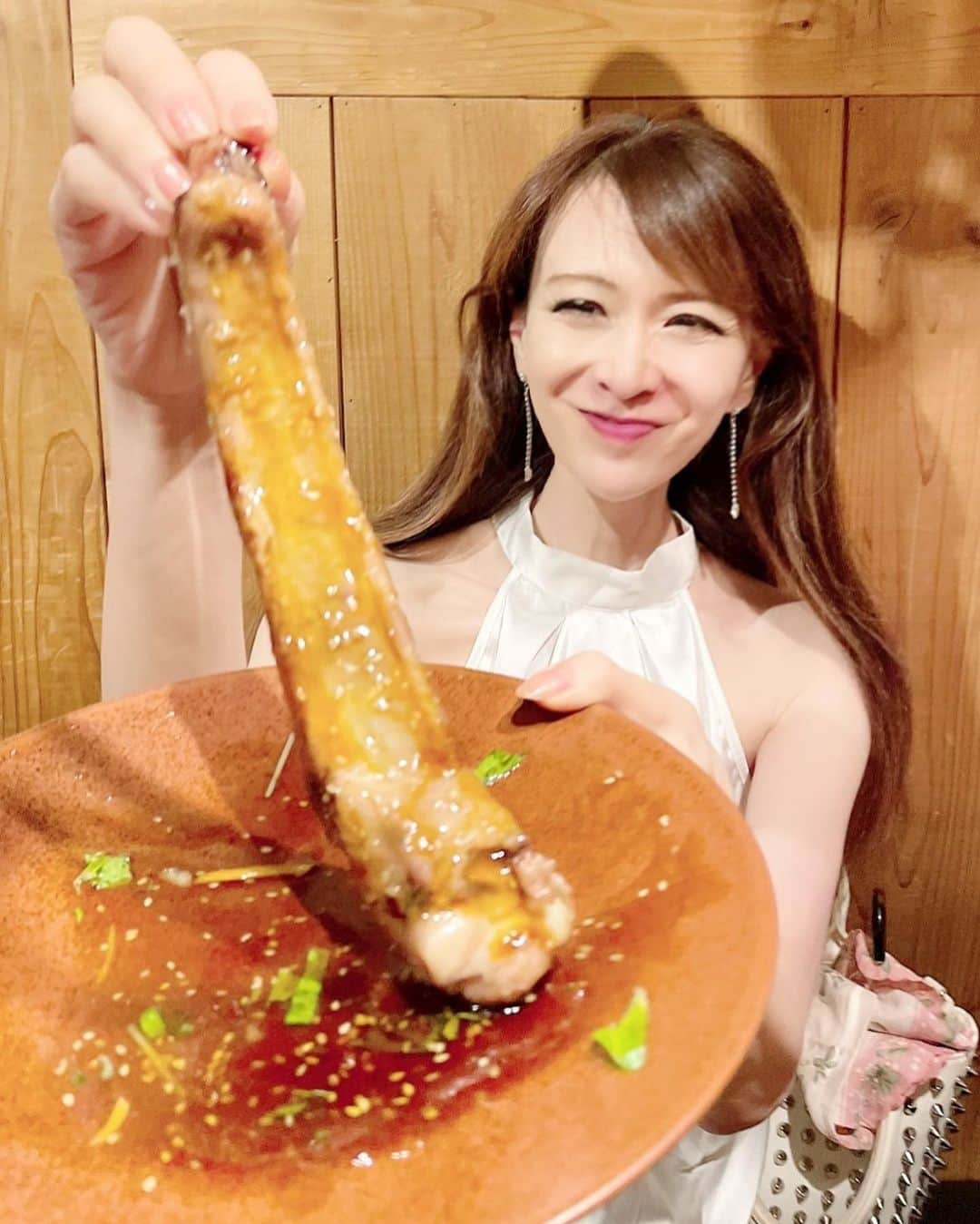 里井真由美さんのインスタグラム写真 - (里井真由美Instagram)「荒木町の中華「遊猿 ゆうえん」で夜ご飯♡ 女優の奈美悦子さんに頂いたピアスつけて楽しんできました♡  で、中華は　前菜盛り合わせ、穴子の春巻き、酢豚、鱧と万願寺とうがらし、冷やし坦々麺〜　etc  春巻きは季節で中身変わるんだけど、パリッパリでお気に入り！  あと、酢豚がスペアリブの部分で、 テンション上がるわー  ピリ辛な中華って、夏にぴったり♡  今度、ピアスだけまたご紹介させてね♡  。。。  今朝はもう出発！朝6時☀️  今日も良いことたくさんありますように  。。。  #ホワイトコーデ#奈美悦子 さん　#ピアス開けた #愛しの #里井真由美#フードジャーナリスト里井真由美#さといいね#ありが糖運動#japan#japanesegirl#japanese #遊猿 #遊猿at新宿荒木町」8月24日 6時05分 - mayumi.satoi