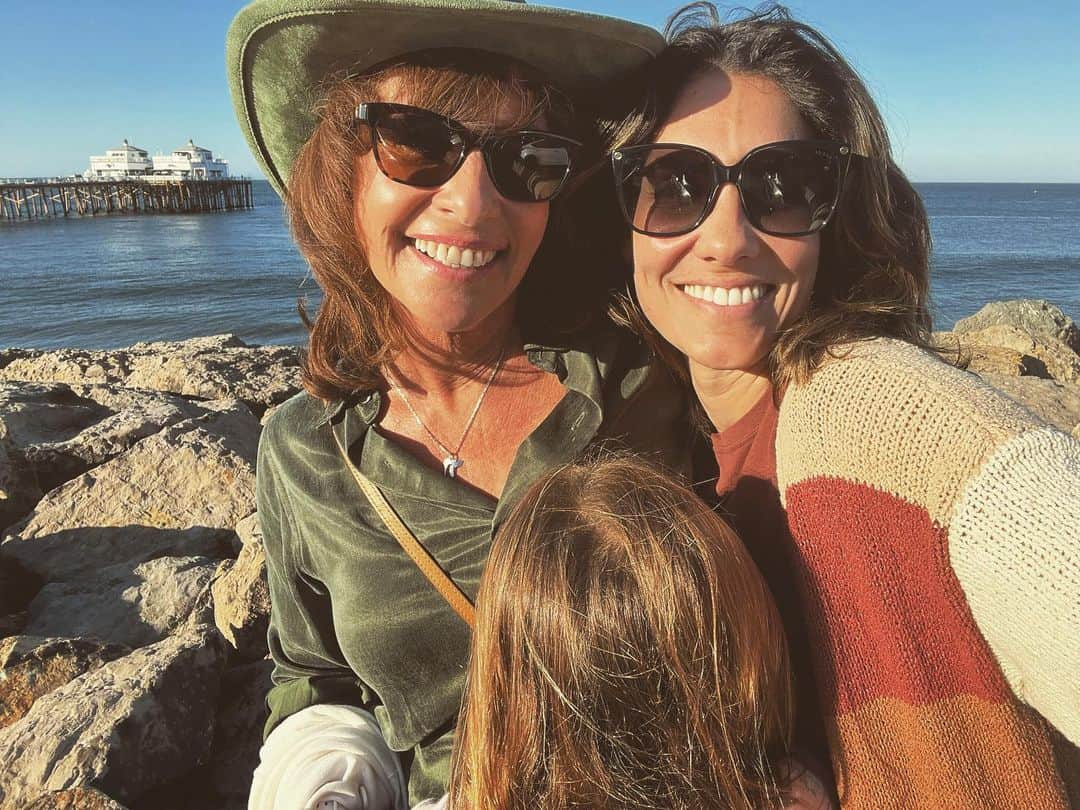 ダニエラ・ルーアのインスタグラム：「Yesterday we celebrated the most beautiful woman in the world inside and out! My mamma @catlikor ! ♥️🌸🌺😍 Love you to the mooooon  Happy birthday!! . Ontem celebrámos a mulher mais linda do mundo, por dentro e por fora! A minha mamã @catlikor ♥️🌸🌺😍 Adoro-te até à luuuuuuuuuua Parabéeeeeens!!」
