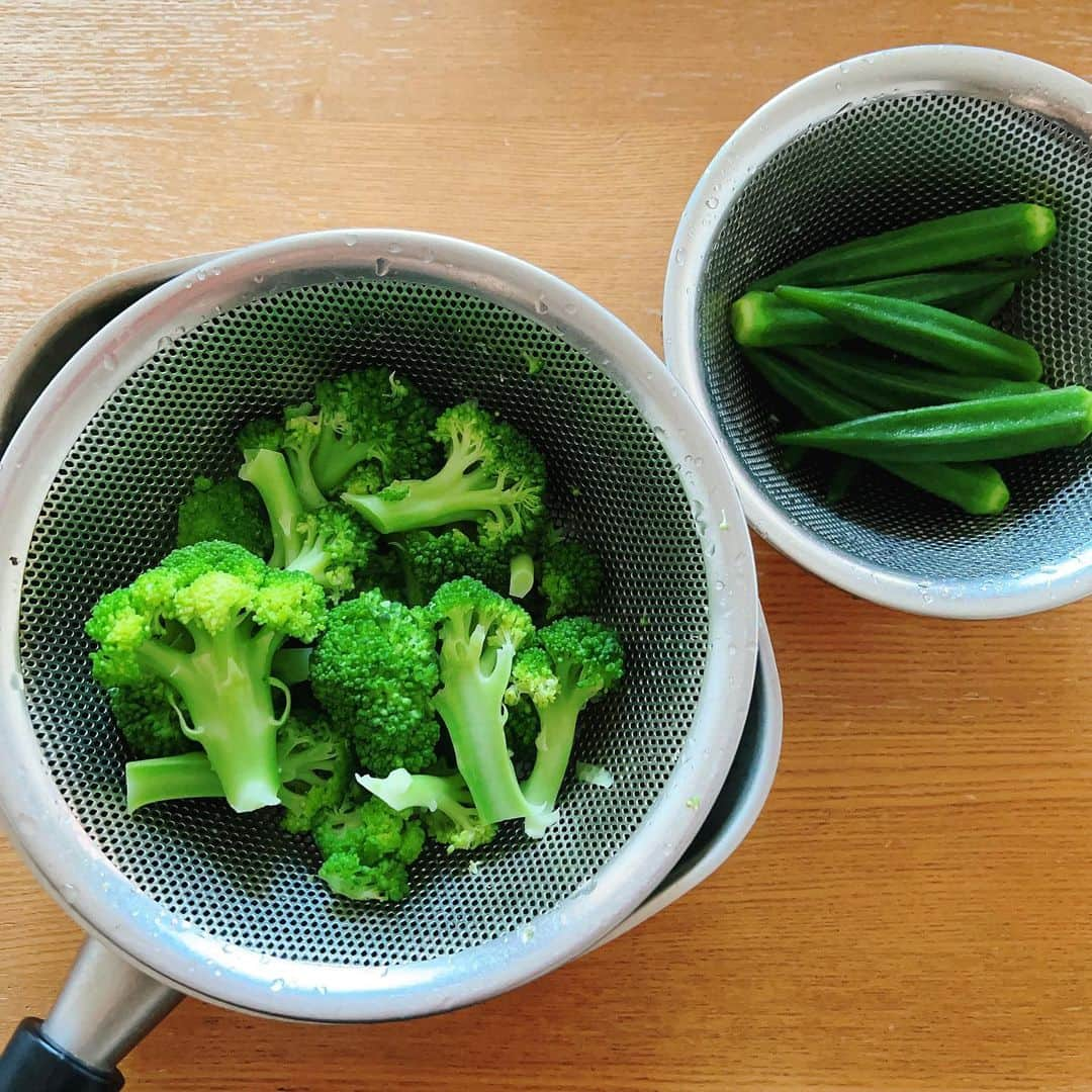 梅津有希子さんのインスタグラム写真 - (梅津有希子Instagram)「朝から野菜を茹でる。ブロッコリーもオクラも、一度に全部茹でて保存容器で冷蔵保存。サラダやみそ汁、スープの具、ごまあえなどにして2、3日で食べきる。  料理するたびに少量ずつ茹でるよりも、この方法だと「早く食べなきゃ！」と思うので、必然的に毎日野菜を摂取することにもつながってる。  片手鍋とザルは、結婚した時に買った柳宗理。かれこれ18年選手。ほんと使い勝手がいいし、なにより丈夫だな〜。  無駄のないシルエットと機能で、まったく飽きない。  #おうちごはん #野菜たっぷり #柳宗理」8月24日 6時16分 - y_umetsu