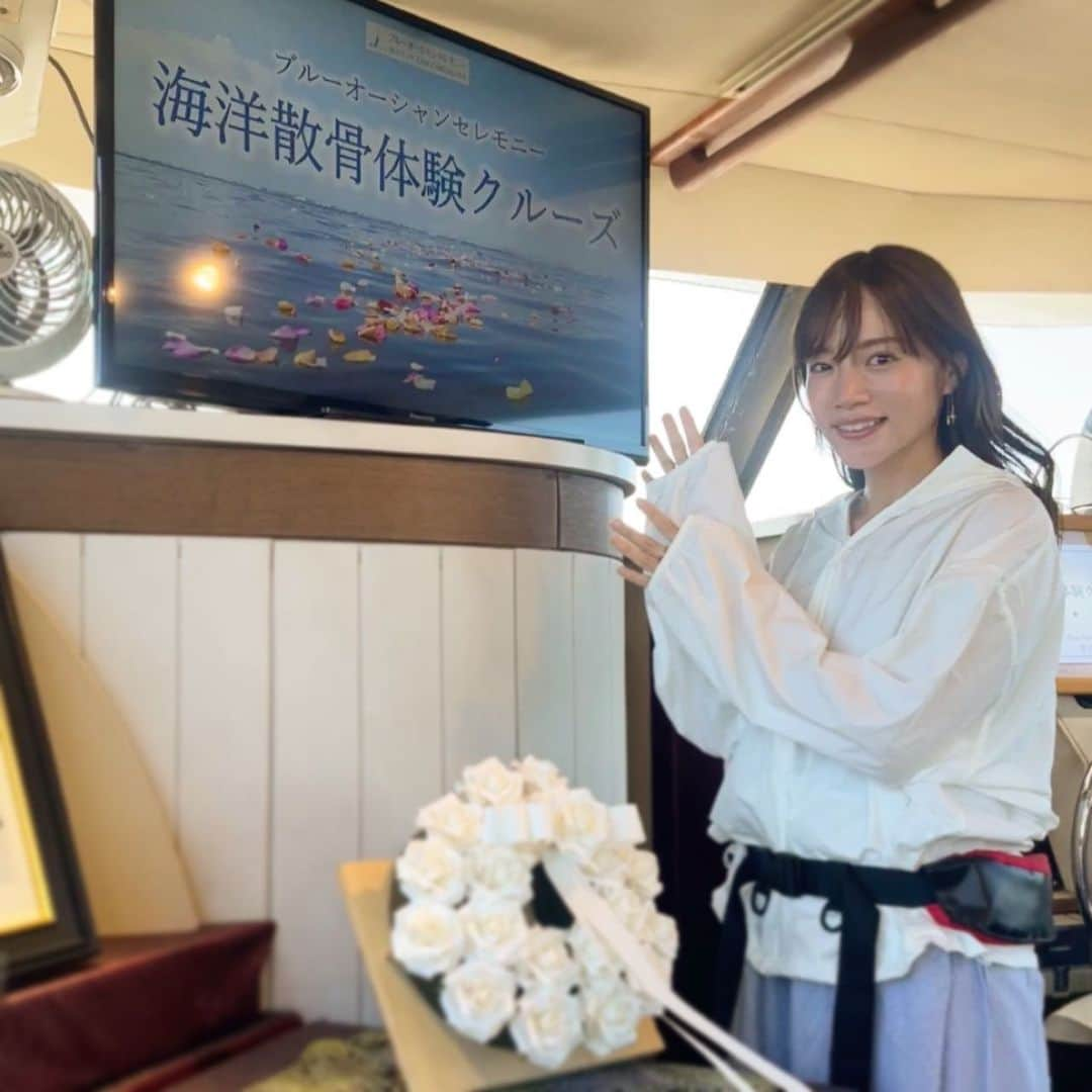 古田ちさこのインスタグラム：「🪽  先日参加した終活ツアー   昨年 @blueocean.ceremony さんのCMに出演させていただきそれ以来気になっていた海洋散骨。🪼  撮影カットは散骨から数年後に海辺で家族と過ごす様子だったので散骨シーンがあったわけでなく、どんな感じなのだろうと気になっていたので参加してみることにしました。  都心でもアクセス良くお墓参りのできる納骨堂、草木や花に囲まれた場所で合祀され墓石の管理がいらない樹木葬なども見学させてもらえました。🚌  都会を中心に墓不足になっている問題と、お墓の管理を後世に引き継ぐことへの遠慮などから先祖代々のお墓に入るという以外の新しい選択肢があることを知る良い機会になりました。✿  たまたま報道ステーションの取材が入ることになり(直前に知りました。笑)インタビューが採用され先週流れたので色々な方からご連絡いただけたのも良い思い出になりました。連絡くれた方有難う〜😂  放送を見て終活ツアー気になるとも言ってもらったので追投稿してみました。📝))  参加したツアーはえんの旅 @hbcennotabi の終活ツアーです。都内をバスで周遊しホテルのランチブュッフェでお腹いっぱいになり東京湾クルージングという結構欲張りな良いツアーですよ。笑🛥️  #えんの旅 #終活 #終活ツアー #上野さくら浄苑 #納骨堂 #道往寺 #高輪庭苑 #樹木葬 #アンカレッジ #海洋散骨 #ブルーオーシャンセレモニー #ハウスボートクラブ #ヴィラフォンテーヌ #ヴィラフォンテーヌグランド東京有明 #ホテルランチ #ホテルブュッフェ #バスツアー #東京湾クルージング #東京湾 #報道ステーション」