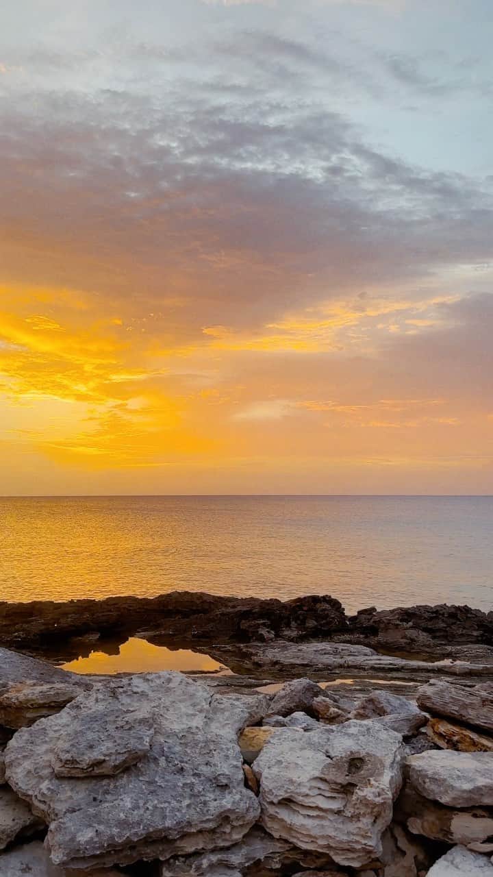 アリス・ガオのインスタグラム：「sunset cove dinner on our last night at @amanyara_resort. we got lucky because it was storming all afternoon and then we got this beautiful sky! 🌅 #amanresorts」