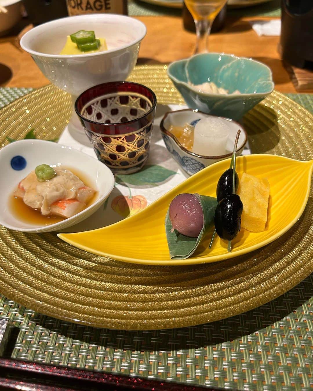 安藤優子さんのインスタグラム写真 - (安藤優子Instagram)「きのうのウマウマのお話❣️  おはようです！  リンです。  きょうも雨がふっている軽井沢。  でもね、天気よほーでは、これからやむって。  そしたら朝ンポ行くって。  だから、その前にきのうのウマウマの報告ね。  きのうの夜ごはんも、お家から持ってきたいつものご飯を食べてから、レストランに行って、サーモンの蒸したものを食べたよ。  だからいつものご飯は少なめだった（笑）  オカーさんたちは、軽井沢のビールとか飲んでいたよ（笑）  おかーさんは「他人が作ってくれるご飯はなんと美味しいことか❣️」って言ってた。（笑）  さっそろそろ朝ンポかなー。  じゃね、  みなさん、きょうもまだまだあっつい日が続くみたいだから、夏バテしないように、いっぱい食べて、しっかり休息しながら、佳き一日をお過ごしください❣️  以上、雨が止むのを待つ軽井沢の朝の現場からお伝えしました!  by リンゴ  そーいえば、ツルヤさんのりんごバターはどう使いますかって質問いただきました。  アタシがバター（笑）になっているの⁉️  と、ジョーダンはともかく、おかーさんはいわく、「あれはお土産なんだけど、トーストしたパンにぬって、シナモンパウダーをかけると、すごーく美味しいシナモントーストになるんだよ！」って、言ってた。  わ、また雨が強くなってきた。  朝ンポどーなるのかな〜  #フレンチブルドッグ  #安藤優子」8月24日 6時36分 - yukoando0203