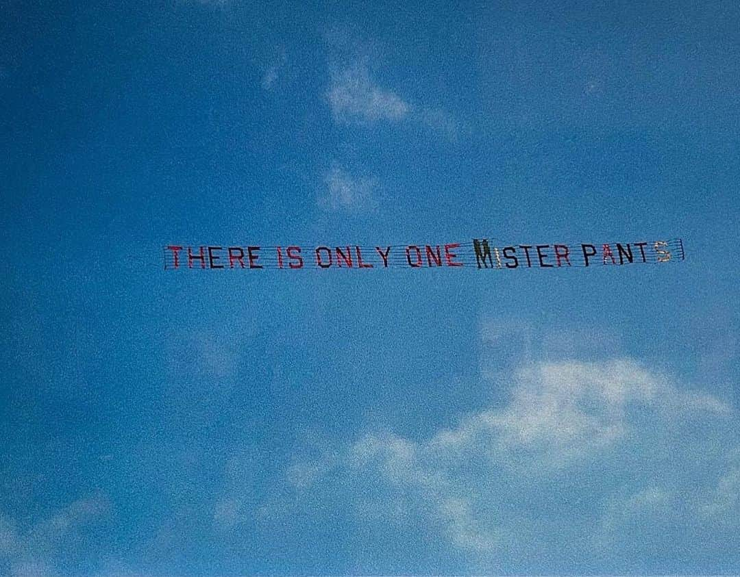 ジル・スチュアートのインスタグラム：「Last stop in London before heading back home, I visited @paulmccartney exhibit #eyesofthestorm at @nationalportraitgallery to find a photograph Paul took in 1964 in Miami Beach of my parent’s advertising sign dragged along by a single-engine plane cutting through a cloudless blue sky as the Beatles fooled around under the sun, looking up to see: ‘There is only one Mister Pants.’ To find this on my last day brought back so many beautiful memories of my parent’s hard work and passion for their fashion business and reminded me that there truly is only one Mister Pants!  ‘Would anyone claim to be the second Mister Pants?’」