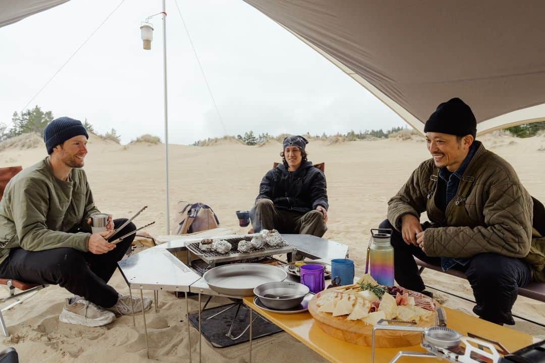 のインスタグラム：「Create a communal space for cooking. Expand your Takibi Fire & Grill setup with additions like the Jikaro Firering Table for more space to prep.   #takibitime #snowpeakusa #campcooking #campfire」