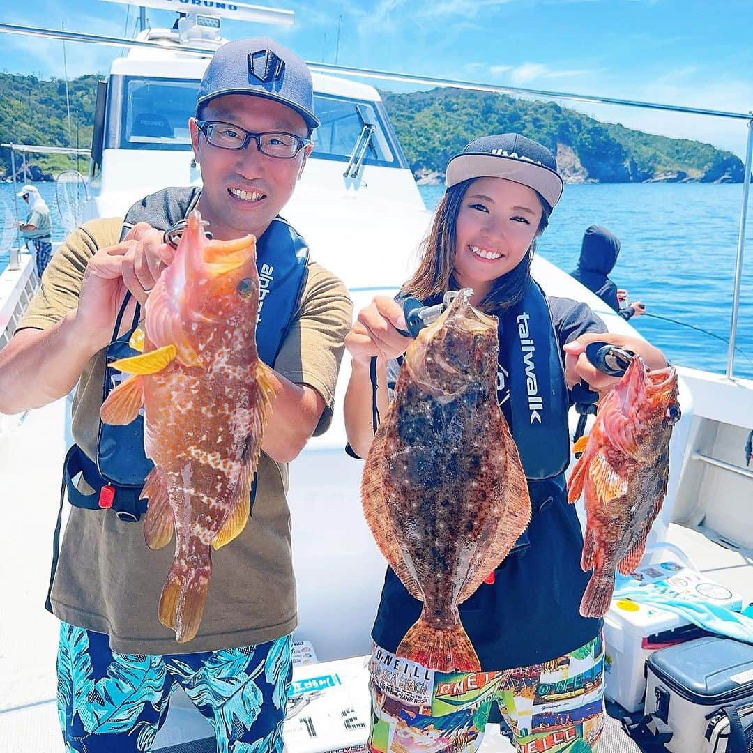 渕上万莉 のインスタグラム：「沼島のライト落とし込み🛥🎣  #盛漁丸 さんにお世話になりました🐟 エイテックのゲル兄こと#和田ゲルゲ さんとBABABABA爆釣fishing❗️🎥  冬のノマセ釣りで釣れなかったヒラメをリベンジしたい‼️🔥  ・ベイトの付け方🐟 ・ベイトがアジの場合、イワシの場合の誘い方。 ・アタリがあってから食わせの間。  【落としこみ】に大事なテクニックをたくさん教えてもらったよ😆✨  そしてまた今回も… ゲル兄と奥さまの夫婦秘話㊙️を話してると本命HIT😂✨❗️  もう、100発100中のジンクス👼 奥さまいつもありがとうございます🥹‼️‼️✨✨✨   番組公式YouTubeでもUPされたので 是非みてねー🌺  それにしても今年1番暑いロケやったなぁ🛥☀️  盛漁丸船長ありがとうございました😆🌴☀️  #落とし込み #落とし込み釣り  #エイテック #アルファタックル #海人 #和田ゲルゲ さん #沼島 #沼島釣り #ヒラメ #アコウ #キジハタ #babababa爆釣fishing  #釣り #fishing #フッチー #渕上万莉」