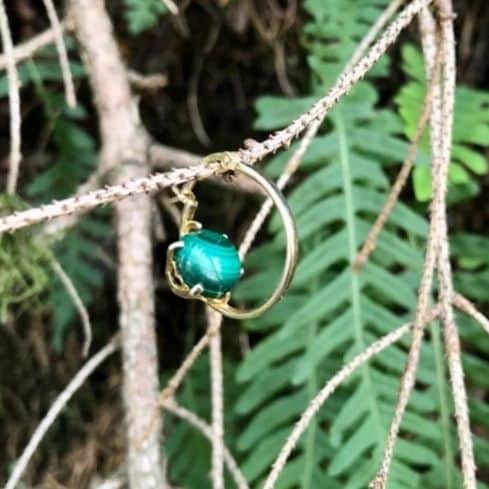 イオッセリアーニのインスタグラム：「I found a treasure in the forest chapter 3. Puro iosselliani "reverso" earring in silver goldplated with malachite #iossellianisilverjewelry #purojewelry #silverearrings #malachite #malachitejewelry #earrings #silverearrings」