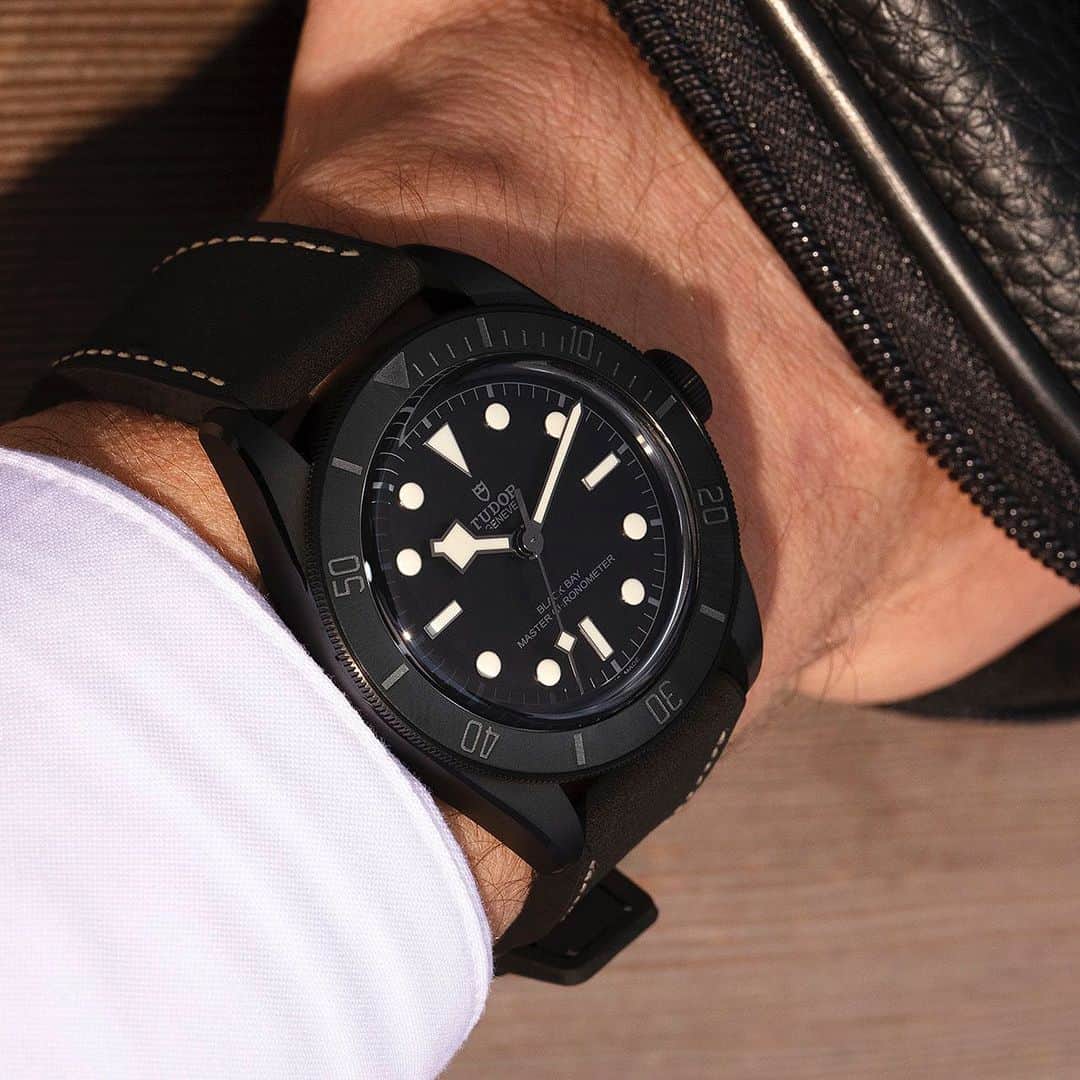 のインスタグラム：「チューダー ブラックベイ セラミック。41mm セラミック製ケース、レザーとラバーのハイブリッドストラップ。マニュファクチュール キャリバー MT5602-1U。METAS認定を受けたマスタークロノメーター。   #TudorWatch  #BornToDare  #jewelryparis  #ブラックベイセラミック」
