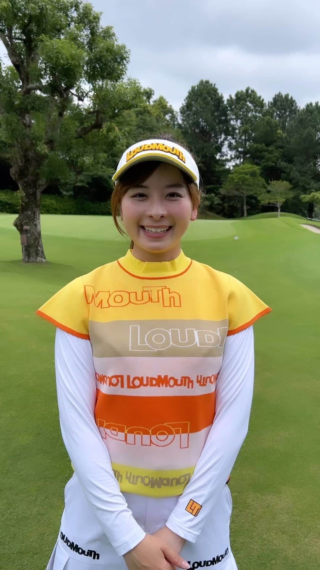 なみきのインスタグラム：「今回のウェアは @loudmouth_japan_official ！ 私のトレードカラーでもある黄色やオレンジをいれてのコーデにしてみました☺️！ おすすめポイントはサマーニット！ おしゃれで可愛くて一枚あるといつものコーデとは違ったテイストになって素敵！！ 着心地の良い素材なので、ゴルフも快適にできそうです☺️ ・ ・ #golf #GOLF #ゴルフ #ゴルフ女子 #ゴルフウェア #ゴルフウェアコーデ #loudmouth #ラウドマウス #pr」