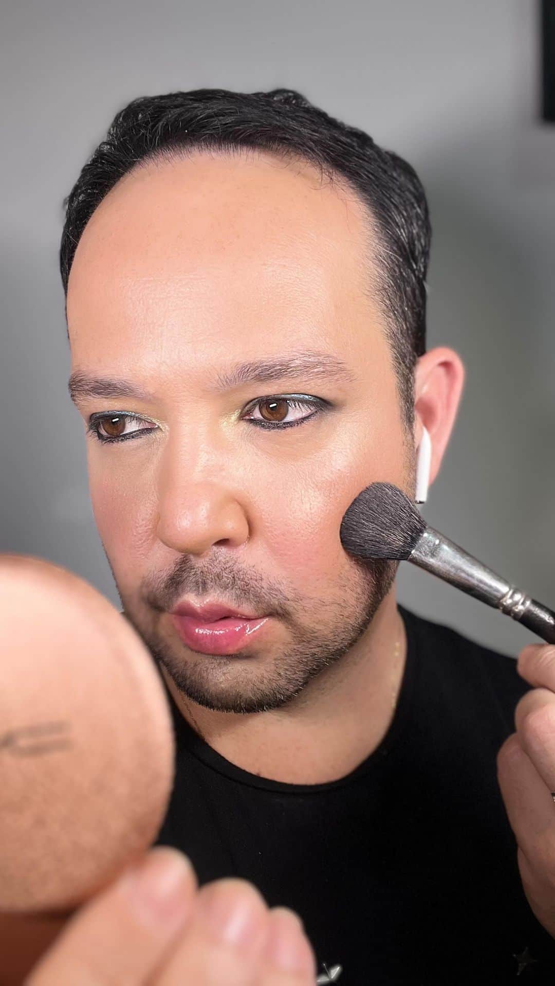M·A·C Cosmetics BRのインスタグラム：「Live de hoje com técnicas de contorno e iluminação.  👉🏻 Serumizer  👉🏻 Facepen -NW30  👉🏻 Corretivos Studio fix 24hs cores NW35 e NC15  👉🏻 Pós Sunstruck Radiante Richer Rosy Matte Richer Rosy  👉🏻 Iluminador Hyper Real Glow  👉🏻 Po Pro Set + Blur  👉🏻 blush Warm Soul e Glow Play Só Natural   Olhos  👉🏻 Conect In  Colour Hi-Fi  👉🏻 Colour Execess Glide Or Die   Boca  👉🏻 Squirt Plumping Amped」