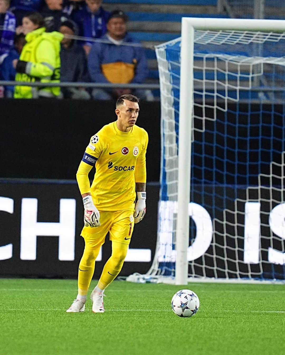 フェルナンド・ムスレラのインスタグラム：「A tough match today, but half of the job is done. Time to step up, raise our game, and leave it all on the pitch in the second leg! 🦁💪🏼  Partido difícil, mitad del trabajo está hecho. Es hora de dar un paso adelante, elevar nuestro juego y dejarlo todo en la cancha en la vuelta!  #UCL #MOLvGS #AllTogether」