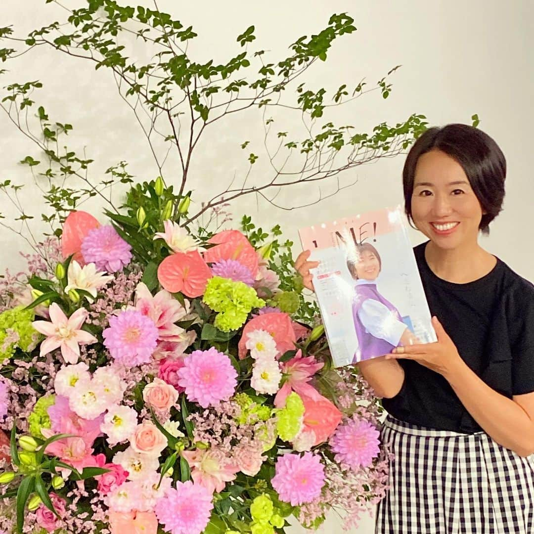 今西千登瀬さんのインスタグラム写真 - (今西千登瀬Instagram)「【#不動産屋いまちゃんのイベントレポ　】 人生100年時代、 もっと私らしい生き方を♡  女性たちが自分の人生を もっと自由に、 もっと豊かに生きることを 応援するサービス、 『brand new Me！』が 今夏スタート♡ @brandnewme.kadokawa   KADOKAWA主催の 「brand new ME！  40代・50代から 選ぶ新しい生き方 」 MOOK刊行記念 オープニングイベントに、 行ってきたよ♡  会場では、元宝塚の 柚月玲央さん お笑い芸人の平野ノラを はじめとする ロールモデルが登壇する オープニングイベント。  平野ノラさんは、 片付けをきっかけに 幸せを掴んできたそう。  片付けなければ、 幸せが入るスペースも無くなる 自分が活躍するためにも、 様々なことを手放してきたそう。  細川モモさんのお話では、 ライフテーマを持つ 生き方について 人にどう思われるかよりも 自分がどう思うかを軸に 考えることが大切。  自分で生き方を決めることは、 良いことばかりじゃない。 でも自分で決めたからこそ 続けようとと思う。  そして自分で、生き方を決める上で大切なことが 健康であること。  女性のライフスタイルを、 サポートする企業さまの お土産も頂き充実した時間を 過ごすことが、出来たよ♡  刊行されたMOOKも、 パワフルな女性達の ロールモデルに ワクワクする本でした♡  https://brandnewme.jp/event2023  #ライフシフト #働き方 #生き方 #副業探し #転職 #人生 #移住 #PR #柚希礼音 #カータン #平野ノラ #山口路子 #細川モモ #河野純子  #brandnewme #KADOKAWA #片付け #自分を雇う #フリーランス #自営業 #経営者 #好きを仕事に」8月24日 7時28分 - chitoseimanishi