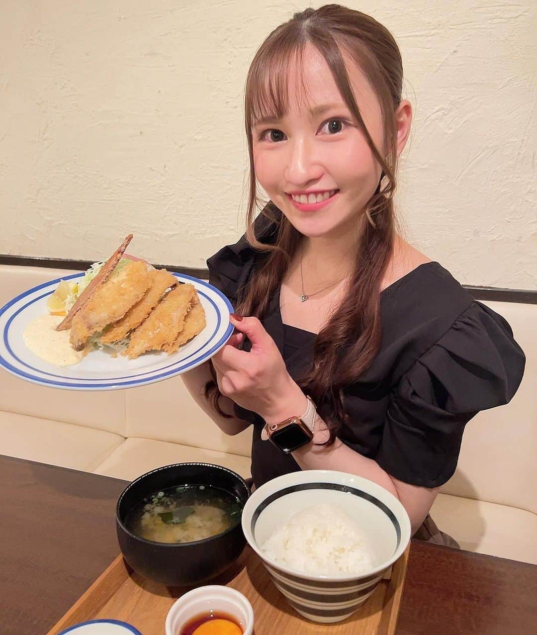 白宮奈々さんのインスタグラム写真 - (白宮奈々Instagram)「. おはようございますっ！！ . 先日、会社の方にランチに誘っていただき、 ランチに行ってきました☺️✨ . 私、人見知りで自分から誘えないタイプだから、 誘っていただけてめちゃくちゃ嬉しかったのです❤️ . . 会社の近くのアジフライのお店にっ！！ . 普段は列ができるほどの人気なお店みたいです！！ が、ランチ時間を過ぎてから行ったので、 並ばずに入れました😆✨ . . お仕事ではわりと沢山お話させていただいてたのですが、 プライベートなお話を沢山したのは初めてで スッゴく楽しい時間でしたっ☺️✨ . 職場の人間関係って本当に大事だなぁ！ っと改めて実感しました！！ . . 今日もお仕事頑張るぞっ☺️✨ . 皆さんもお仕事や学校などなど、 頑張ってくださいねっ！！✨ . . . #ミスFLASHグランプリ  #ol女子 #オフィスカジュアル  #働く女性 #てぃっくとっく  #童顔女子 #低身長女子 #低身長  #低身長コーデ #かわいいものが好き #ファッション #ファッションコーデ  #ヘアアレンジ #ヘアスタイル」8月24日 7時31分 - shiromiya_nana