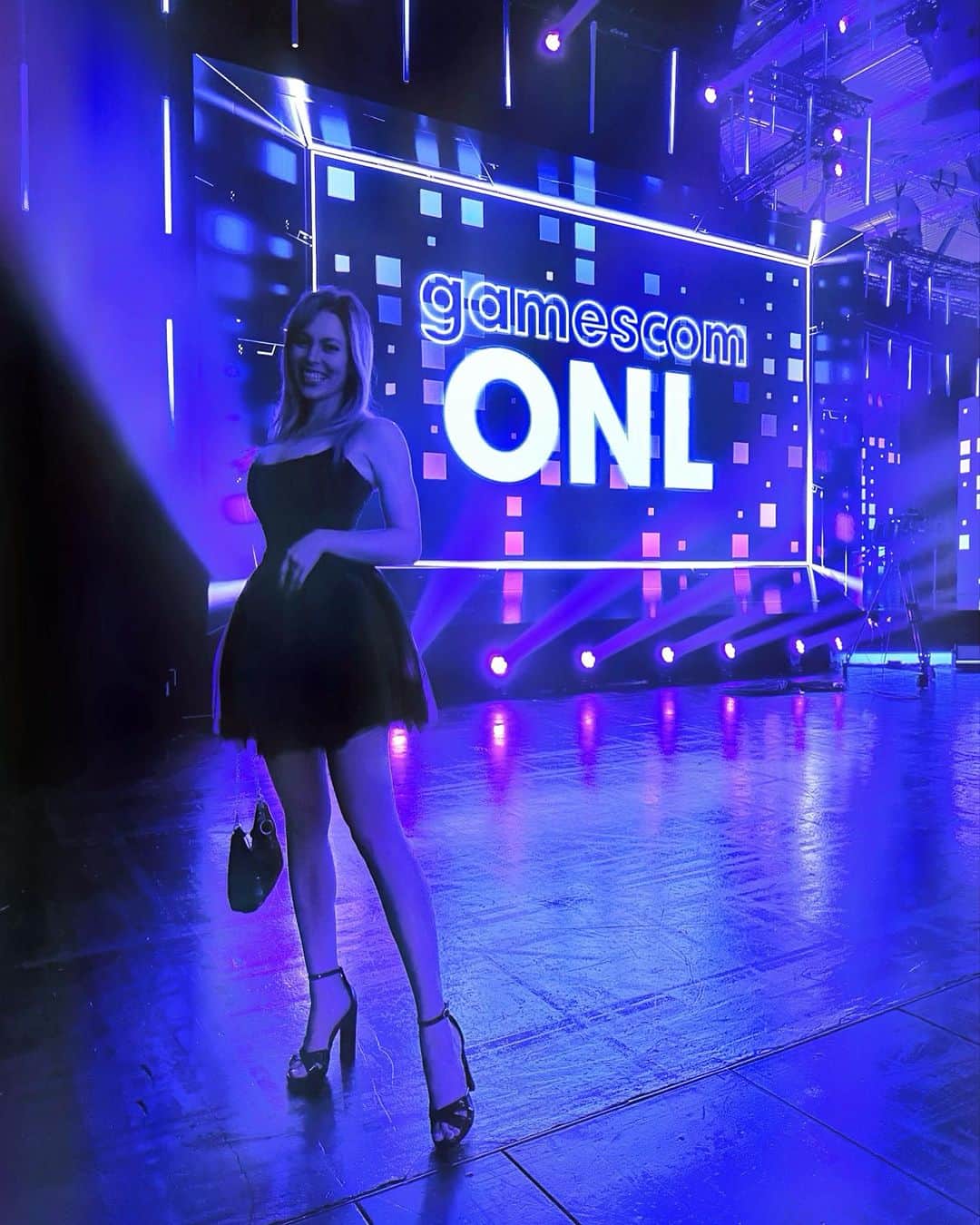 Nadya Antonのインスタグラム：「Tu mexicana favorita representando el mundo cosplay en Gamescom like 🔥 ————————————— Your favourite Latina into #gamescom like 🔥   Open Night Live followed by the official gamescom opening photo.  Mexico represent 🇲🇽🌮」