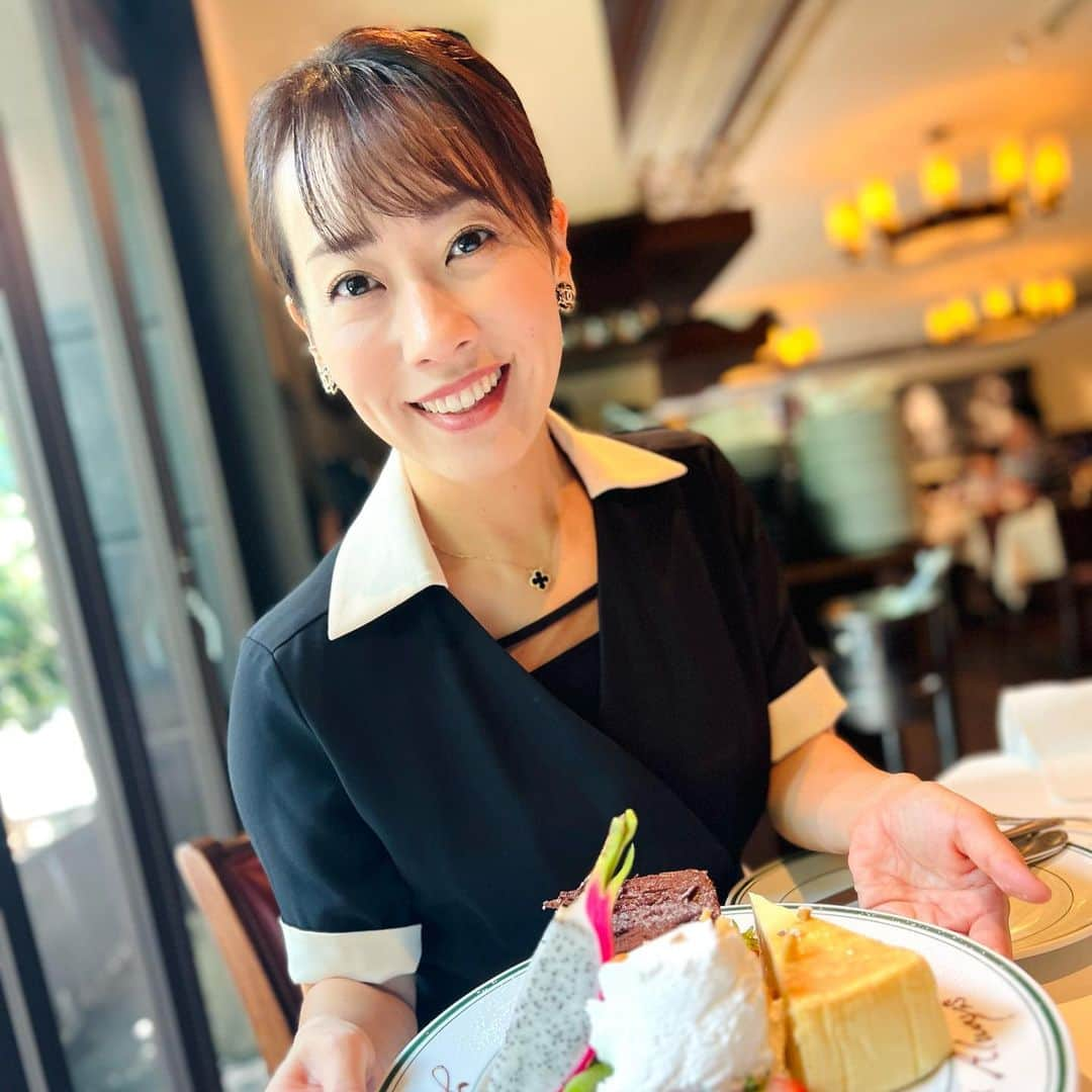 實石あづささんのインスタグラム写真 - (實石あづさInstagram)「. 先日、 誕生日を迎え 41歳になりました。 メッセージくださった皆さま、 ありがとうございました✨ とてもとても 嬉しかったです😳 . 環境激変の40歳は怒涛の日々で 記憶が飛び飛びです😂 この1年は 新生活のペースを掴んで バランス取りながら 心身ともに健やかに過ごしたいなと思います。 仕事に関しては ここ数年は関心が赴くままに 範囲を広げていました。 その中で、 改めて深めていきたい仕事を 再認識出来ました。 不思議なことに そういう分野の お仕事依頼が増えてます🥹✨ ありがたや。 ひとつひとつのお仕事に 真摯に取り組みながら レベルアップしていきたいと思います！ . #happybirthday #🎂  #お誕生日 #birthdaypresent  #birthdayflowers #birthdaycake  #またひとつ歳をとりました  #41thbirthday #2023 #august #20th  #thankyou  #フリーアナウンサー #スピーチトレーナー  #キャリアコンサルタント #キャリコン #實石あづさ」8月24日 7時38分 - azusa_jitsuishi