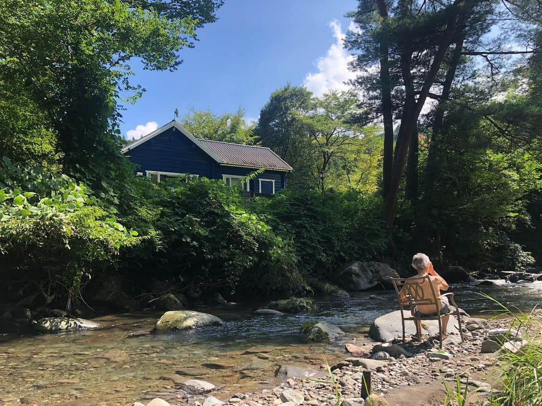 結城アンナさんのインスタグラム写真 - (結城アンナInstagram)「夏☀️2023☀️Summer of 2023💦　  🕊️Peace & Kindness, may all your dreams come true🕊️  #summer2023 #夏2023 #日向ぼっこ #川あそび #日帰りツーリング #山の家 #岩城滉一 #ilovejapan #mountainhouse #美しい日本　#beautifuljapan #シンプルライフ #simplepleasures」8月24日 7時45分 - ayukihouse