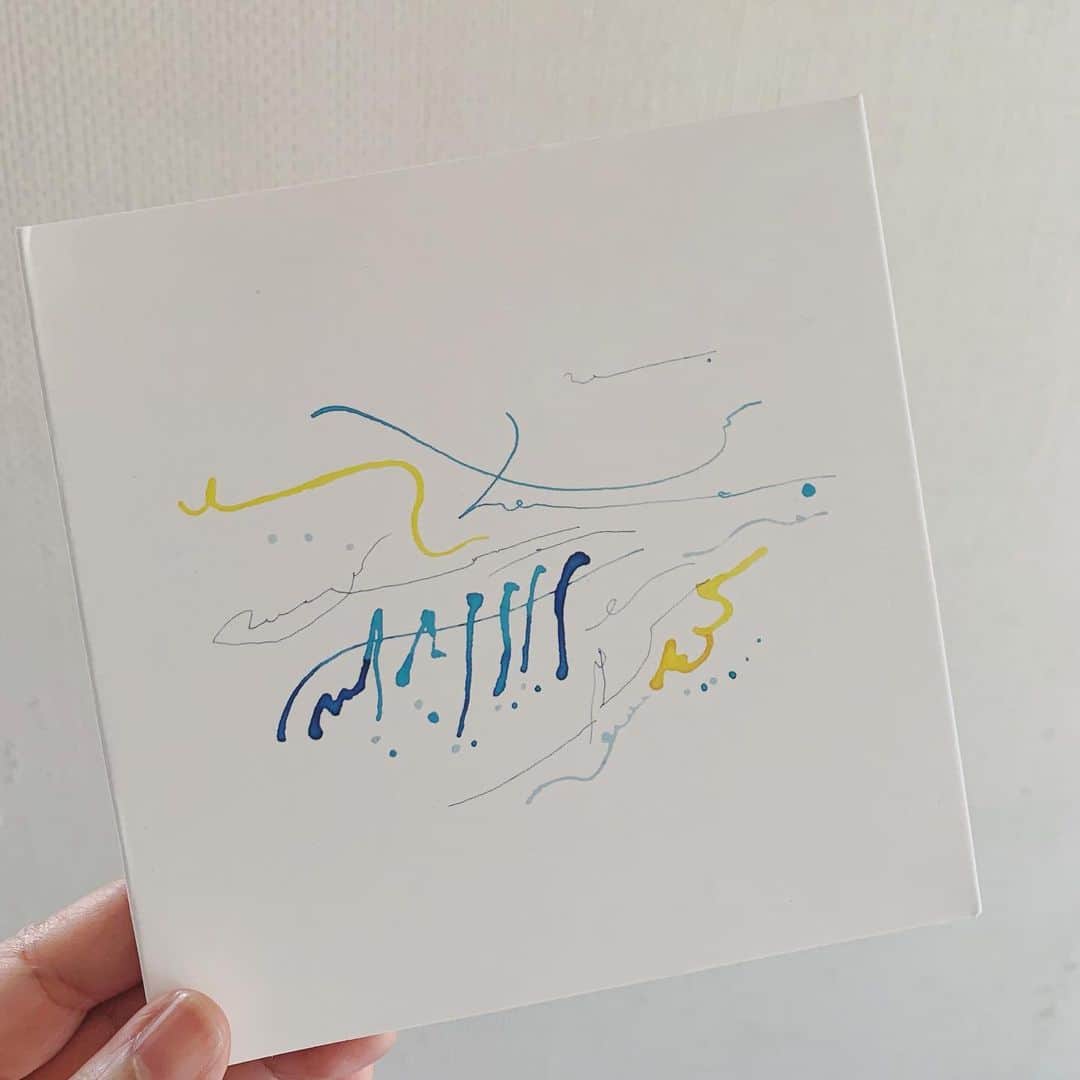 OKAのインスタグラム：「細やかに日々を重ねている大切な友人が送ってくれました。雑念の多い日常を少しだけ浄化してくれるような旋律。 気持ちを共有できてうれしいな。 #zmi #pianodiary」