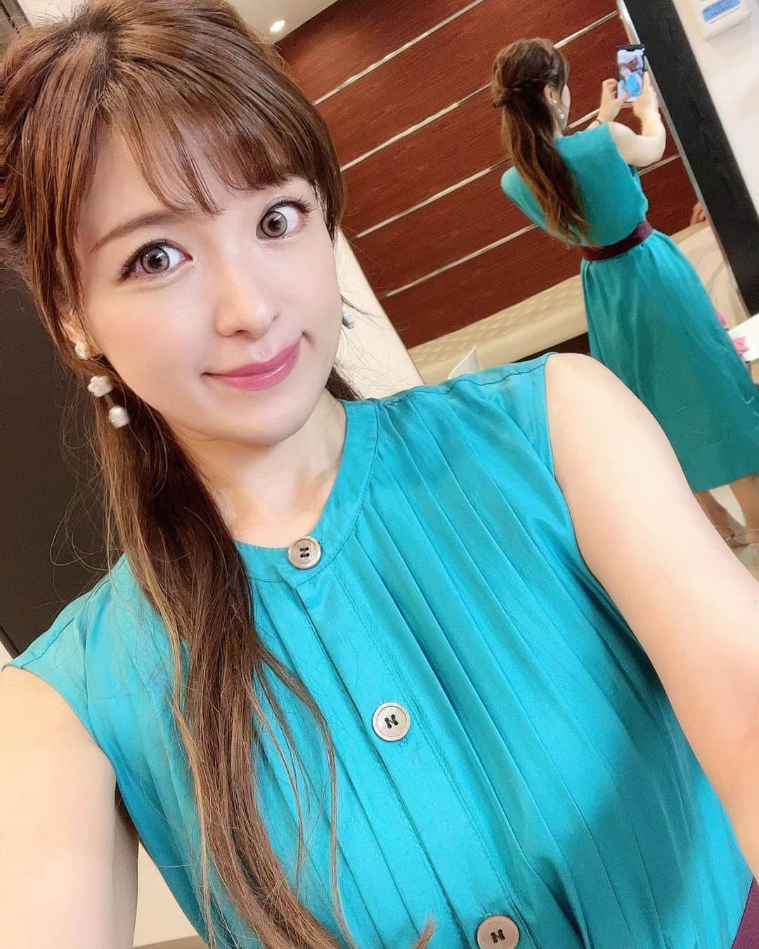 のインスタグラム：「おはようございます💓 　 今朝のお目覚めいかがですか？？😊  今週はタイムダッシュないので 今日もこの後のTBS「THE TIME,」 から出演するよ〜〜😙  今日は目の覚めるブルー👗✨  またまた脳シャキクイズのピアノから 今朝の一曲まで弾きま〜す見てね🤗💓  今日の衣装👗  イヤカフ @ohrorajewelry  パンプス @dianashoespress  イヤリング @luna_folium  パンプス @dianashoespress  #thetime_tbs #tbs #thetime  #高木里代子 #riyokotakagi  #ピアノ #ピアニスト  #ジャズ #ジャズピアノ #ジャズピアニスト #piano #pianist #jazz #jazzpiano #jazzpianist #youtuber」