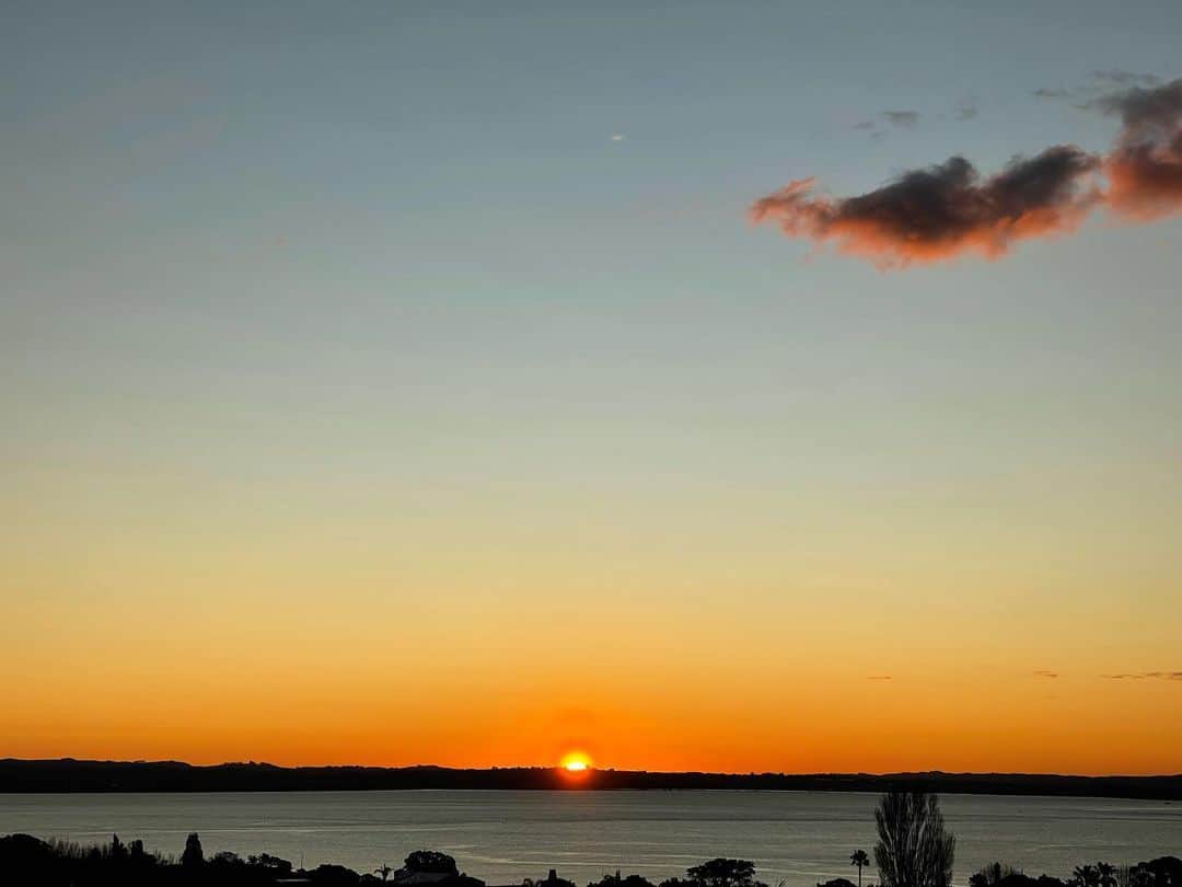 絢香のインスタグラム：「おはよう〜  NZの空が恋しい朝 写真を見ながら深呼吸😮‍💨笑  #nz #sky」
