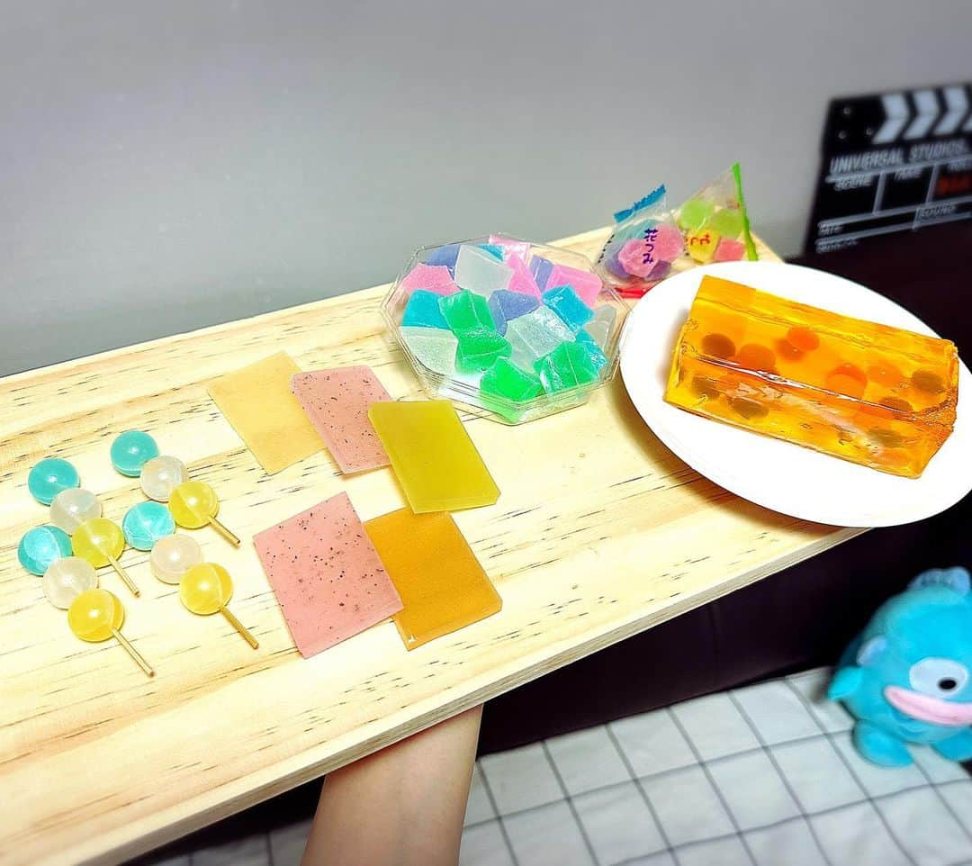 とぎもちさんのインスタグラム写真 - (とぎもちInstagram)「. 【夏の和菓子 🇯🇵 일본 여름 과자】  日本でデパ地下で買った 夏の和菓子たち。  琥珀糖中心に可愛くて風流のあるもの 色々買って食べてみました🍉  琥珀糖から羊羹、葛切りなど 透明感のある涼しげなものが多く どれもお茶に合いそうな美味しいものばかり😋  ・氷餅 ・KASANE 青空のかけら ・星逢かん ・花つみ ・琥珀糖 ・くずきり  #夏の和菓子 #和菓子 #琥珀糖 #氷餅 #kasane夏 #青空のかけら #星逢かん #花つみ #くずきり #羊羹 #일본과자 #와가시 #여름과자  #とぎもち夏の和菓子 #とぎもち和菓子 #とぎもち琥珀糖 #とぎもち青空のかけら #とぎもち氷餅 #とぎもち花つみ #とぎもちくずきり #とぎもち星逢かん #とぎもち羊羹」8月24日 7時49分 - togistagram