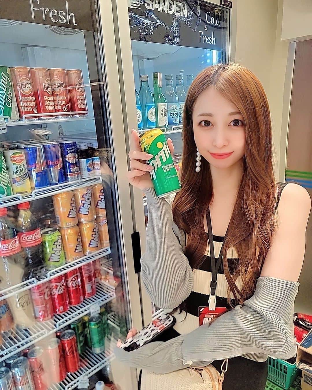 小泉奈央のインスタグラム：「. 海外のコンビニってわくわくする〜🇵🇭✨ . . . #フィリピン#マニラ#オカダマニラ#海外#海外旅行#旅行#海外コンビニ #philippines#philippinestravel#travel」