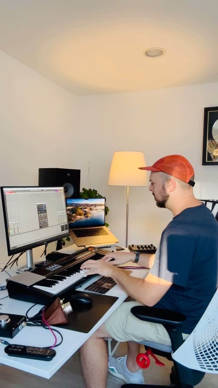 ジ・アストン・シャッフルのインスタグラム：「Need to finish a new tune of mine so what better time to be working out someone else’s chords 🫠🎹🤓  Follow for more hot tips on procrastination!」