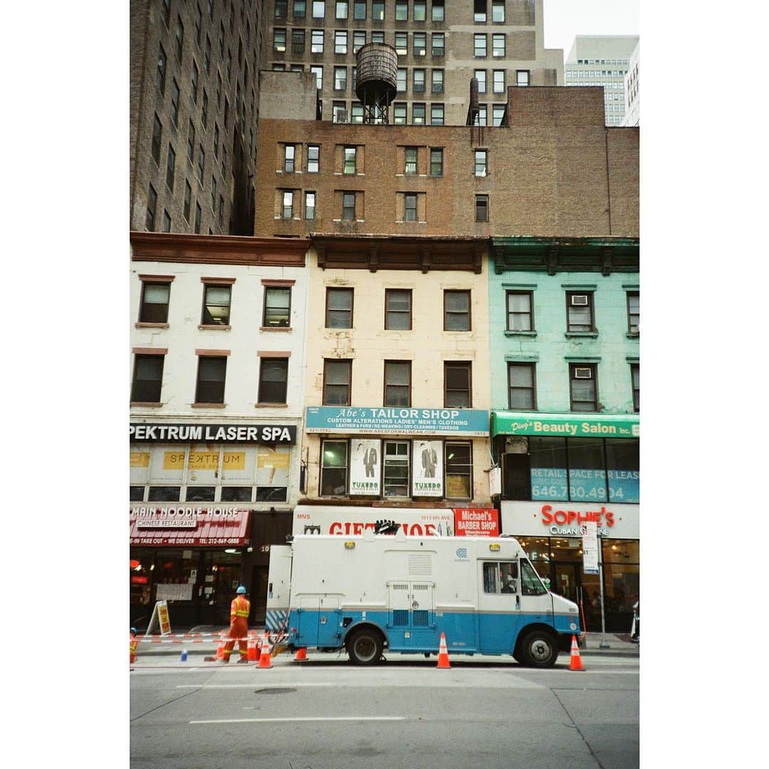 ペ・ジョンナムさんのインスタグラム写真 - (ペ・ジョンナムInstagram)「newyork people’s film photo😃📸🎞️🚕🗽💛💛💛 #노보정노필터 #filmphoto #rollei35classic #배작가」8月24日 8時01分 - jungnam_bae