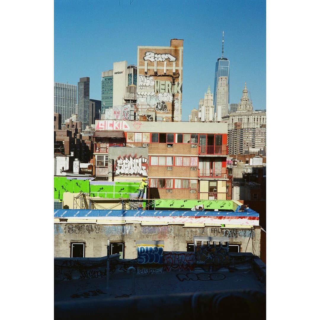 ペ・ジョンナムさんのインスタグラム写真 - (ペ・ジョンナムInstagram)「newyork people’s film photo😃📸🎞️🚕🗽💛💛💛 #노보정노필터 #filmphoto #rollei35classic #배작가」8月24日 8時01分 - jungnam_bae