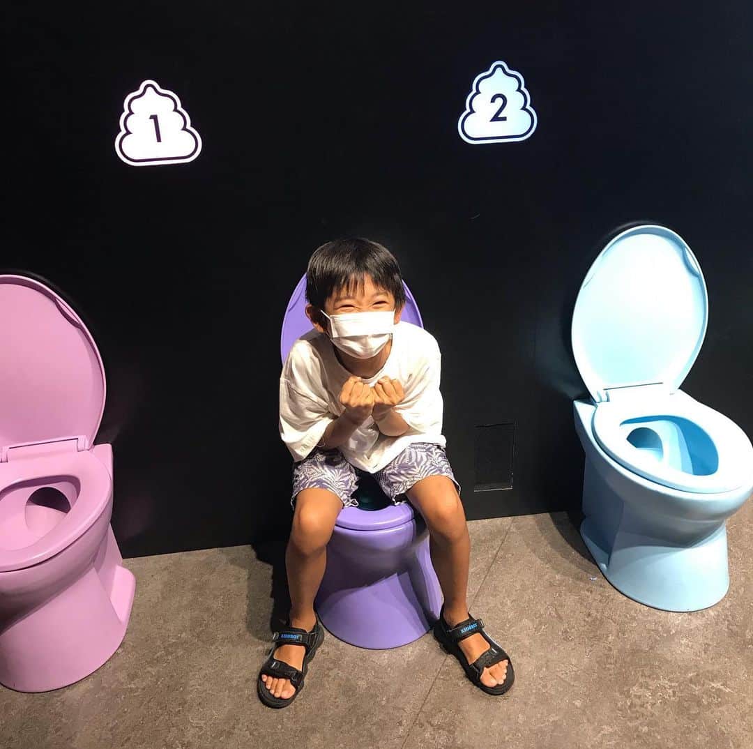 葵さんのインスタグラム写真 - (葵Instagram)「お台場冒険王に行った日、 隣のダイバシティーで開催されていました、うんこミュージアムにも行ってきたよ🎶 @unko_museum   5年前くらいに横浜で開催された時に一度行って、息子がとてもお気に入りで 今回も楽しみにして行ったよ！！  会場は、うんことは思えない可愛い空間でフォトスポットがたくさん♡ 子供だけでなく大人も楽しめます。  うんこゲームや、うんこ動物の癒しもあって、花火も最後に見れたよ🎆  8/31までだからぜひ行ってみてね！  #お台場#ダイバシティ#ミュージアム#うんこミュージアム#可愛い空間#インスタ映えスポット #可愛い#台場」8月24日 8時22分 - dolphin_coconut