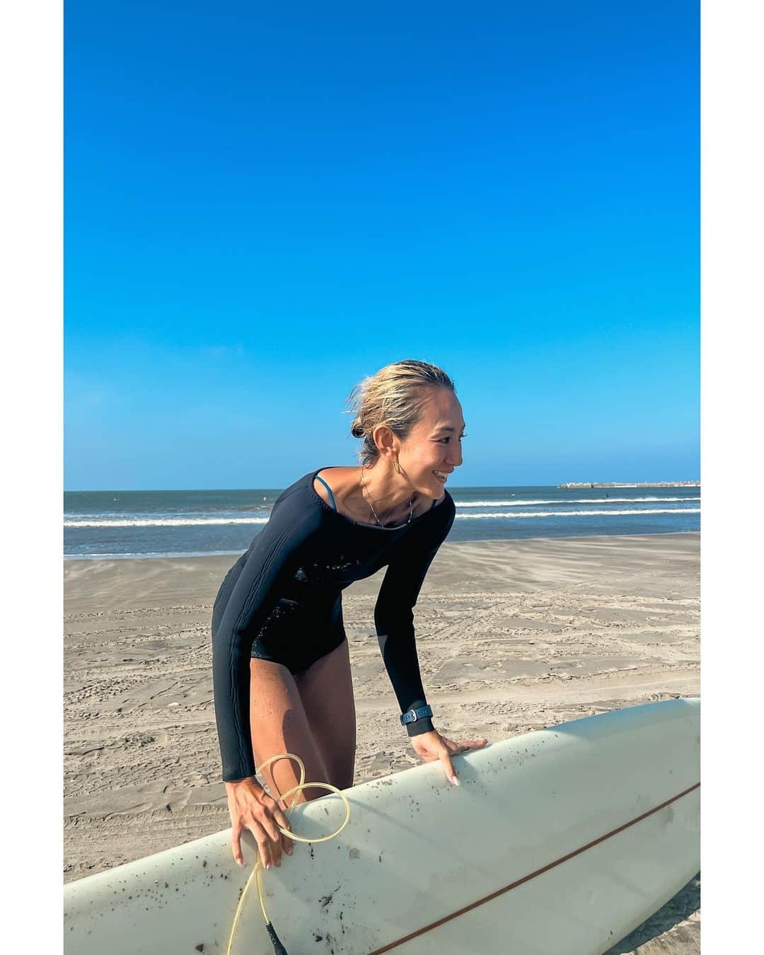 土井地恵理子さんのインスタグラム写真 - (土井地恵理子Instagram)「・ いつかの海。 暑ーい外気と ちょっとひんやりな水温が すごく気持ち良い。 浮かんでるだけでも幸せ◡̈  水着でサーフィンとか憧れるけど 冷え性なのでムリ、、 今年仲間入りしたブルマ型が かなり重宝してる @mariawetsuit   #surf #surfin #summer #tylerwarren  #サーフィン #サーフィン女子 ＃夏」8月24日 8時31分 - ericodoiji