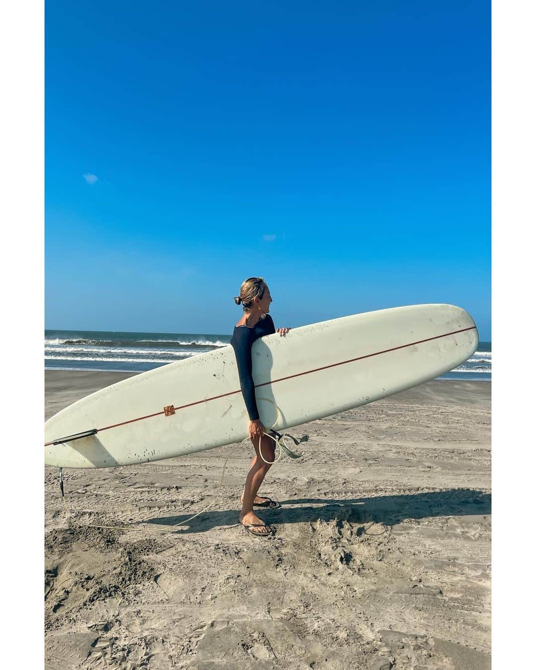 土井地恵理子さんのインスタグラム写真 - (土井地恵理子Instagram)「・ いつかの海。 暑ーい外気と ちょっとひんやりな水温が すごく気持ち良い。 浮かんでるだけでも幸せ◡̈  水着でサーフィンとか憧れるけど 冷え性なのでムリ、、 今年仲間入りしたブルマ型が かなり重宝してる @mariawetsuit   #surf #surfin #summer #tylerwarren  #サーフィン #サーフィン女子 ＃夏」8月24日 8時31分 - ericodoiji