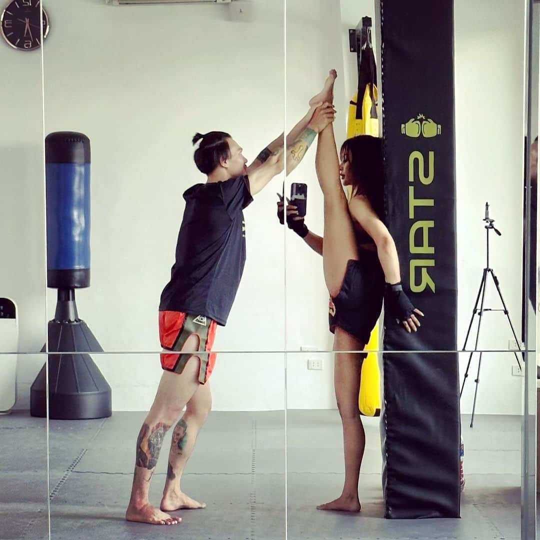 April Imanさんのインスタグラム写真 - (April ImanInstagram)「Flexibility training is just as important as strength training!😎💪 My Muay Thai coach helps me to stretch after every class🙏 Having flexible legs really helps me with my kicks, especially those killer head shots🤪🔫🦶  . . . #apriliman #strongwomen #traininghard #gymeveryday #workouteveryday #trainingday #gymrat #trainhard #trainlikeagirl #traindirty #fightclub #martialarts #martialartstraining #muaythai #girlswhofight #martialartsgirls #fightlikeagirl #mindovermatter #trainingmotivation #muaythaitraining #muaythaigirls #muaythailifestyle #stretching #stretchingtime #legflexibility #flexibility #splits #splitstraining」8月24日 8時24分 - april_iman