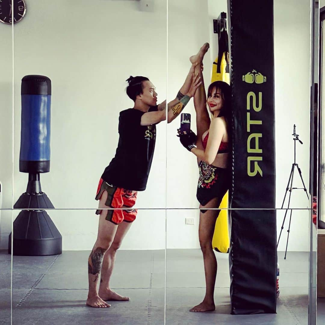 April Imanさんのインスタグラム写真 - (April ImanInstagram)「Flexibility training is just as important as strength training!😎💪 My Muay Thai coach helps me to stretch after every class🙏 Having flexible legs really helps me with my kicks, especially those killer head shots🤪🔫🦶  . . . #apriliman #strongwomen #traininghard #gymeveryday #workouteveryday #trainingday #gymrat #trainhard #trainlikeagirl #traindirty #fightclub #martialarts #martialartstraining #muaythai #girlswhofight #martialartsgirls #fightlikeagirl #mindovermatter #trainingmotivation #muaythaitraining #muaythaigirls #muaythailifestyle #stretching #stretchingtime #legflexibility #flexibility #splits #splitstraining」8月24日 8時24分 - april_iman