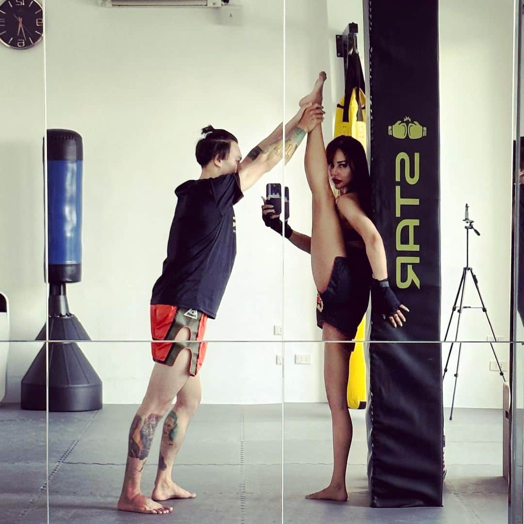 April Imanさんのインスタグラム写真 - (April ImanInstagram)「Flexibility training is just as important as strength training!😎💪 My Muay Thai coach helps me to stretch after every class🙏 Having flexible legs really helps me with my kicks, especially those killer head shots🤪🔫🦶  . . . #apriliman #strongwomen #traininghard #gymeveryday #workouteveryday #trainingday #gymrat #trainhard #trainlikeagirl #traindirty #fightclub #martialarts #martialartstraining #muaythai #girlswhofight #martialartsgirls #fightlikeagirl #mindovermatter #trainingmotivation #muaythaitraining #muaythaigirls #muaythailifestyle #stretching #stretchingtime #legflexibility #flexibility #splits #splitstraining」8月24日 8時24分 - april_iman