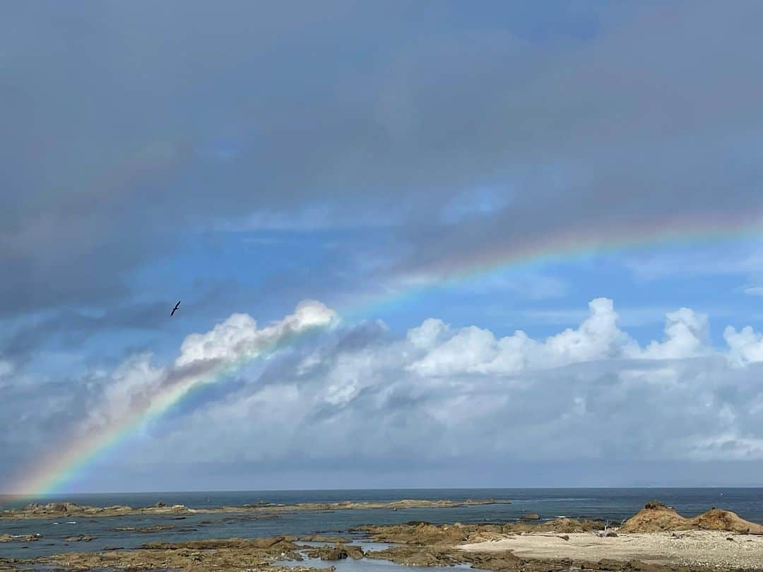 宮原巻由子さんのインスタグラム写真 - (宮原巻由子Instagram)「お散歩の帰り道、薄っすらと小雨が降ったり止んだり。ふと遠くの空を見上げると… 芝崎沖から菜島の⛩️に向かって、徐々に虹が🌈完成していく光景を観ることが出来ました。 みなさんにもたくさんの良い事がありますように🙏😇 #幸運 #虹」8月24日 8時28分 - mayuko_miyahara