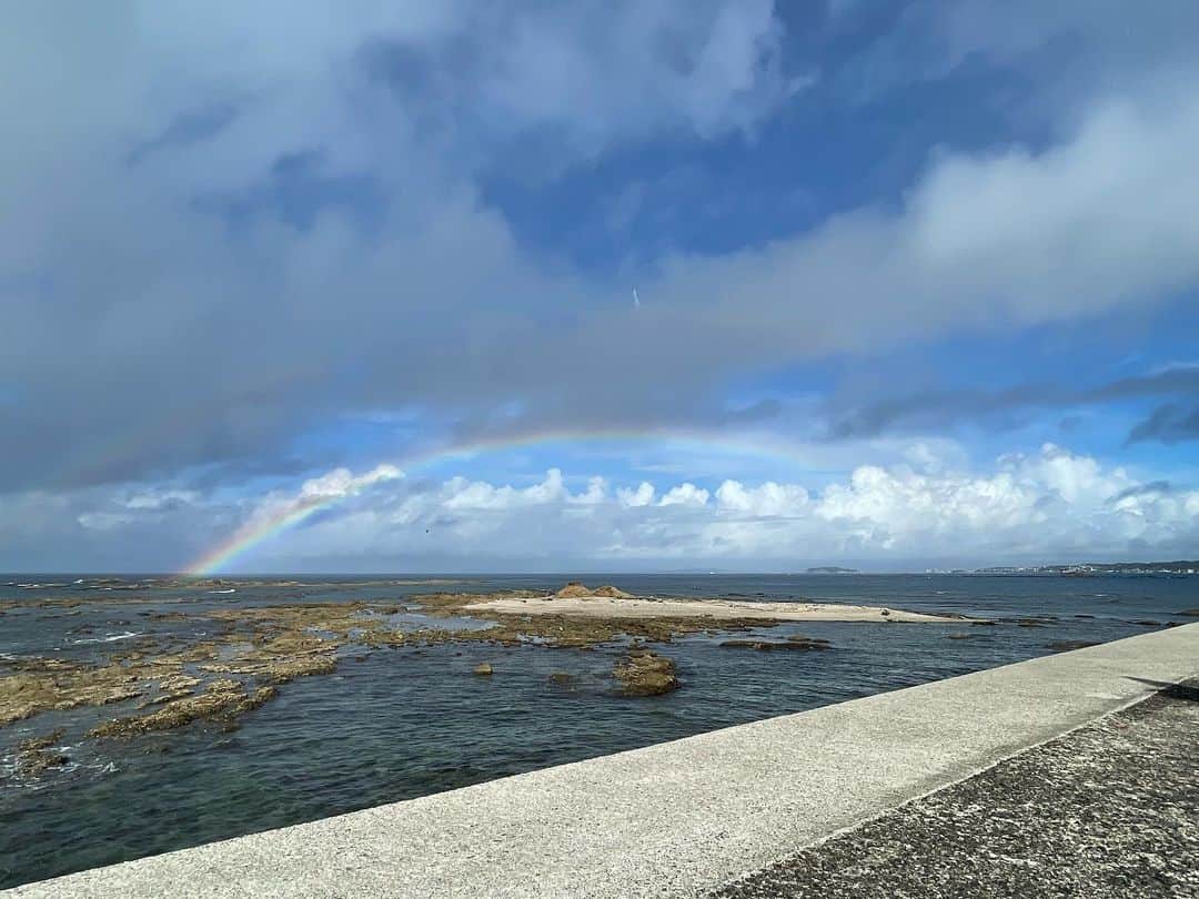 宮原巻由子さんのインスタグラム写真 - (宮原巻由子Instagram)「お散歩の帰り道、薄っすらと小雨が降ったり止んだり。ふと遠くの空を見上げると… 芝崎沖から菜島の⛩️に向かって、徐々に虹が🌈完成していく光景を観ることが出来ました。 みなさんにもたくさんの良い事がありますように🙏😇 #幸運 #虹」8月24日 8時28分 - mayuko_miyahara