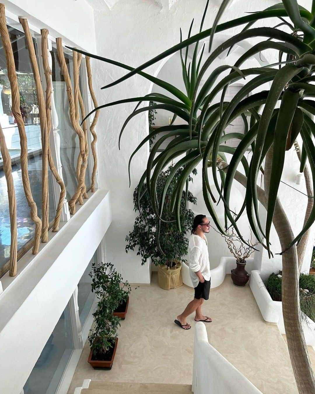 高野勇樹のインスタグラム：「Good hotel makes my day better. @haciendanaxamena   #haciendanaxamenaibiza #ibiza #イビザ  #イビザ島 #海外旅行 #海外生活 #海外ファッション #海外インテリア #海外移住 #旅行 #旅」