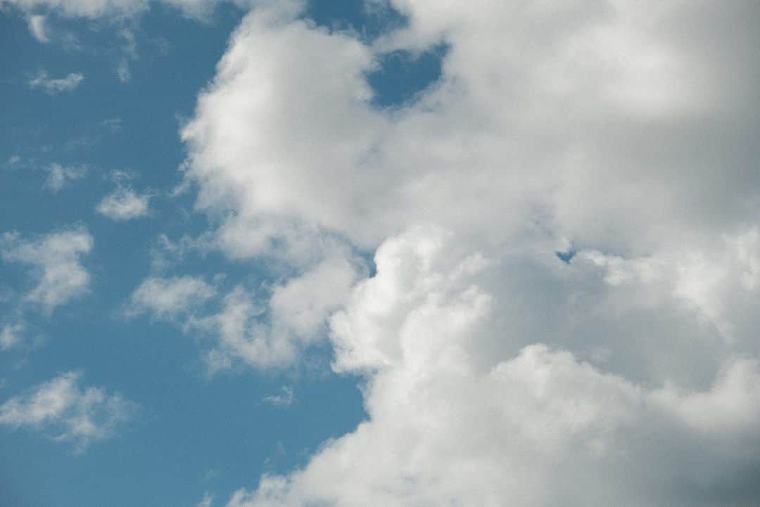 デイジー・クレメンタイン・スミスのインスタグラム：「I think I said “LOOK AT THE CLOUDS!!” At least 4 times a day. I have an embarrassing amount of pictures and videos. I couldn’t help myself - you know I love them! And New Zealand has the best clouds ☁️」
