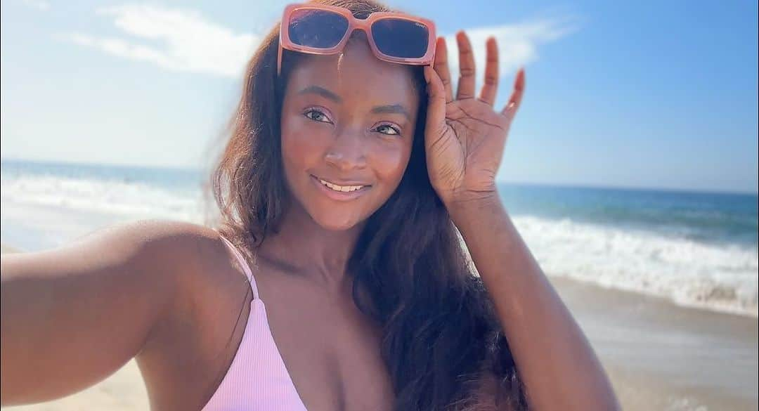 リンジー・スコットのインスタグラム：「Hey, there! 👋🏾❤️I’ve been busy for a while now pulling 70+ hour work weeks — programming and leading a team of engineers 👩🏾‍💻 Then it dawned on me that work might be easier from a Malibu beach house😉☀️🌊  Some exciting announcements coming soon… 🤗  #malibubeachhouse #malibudreamhouse #digitalnomad #womenintech ⁣ .⁣ .⁣ .⁣ .⁣ .⁣ #100daysofcode #barbie #beachhouse #beachlife #beachvibes #coastalliving #coding #codinglife #developer #womeninstem #womenwhocode #girlswhocode」