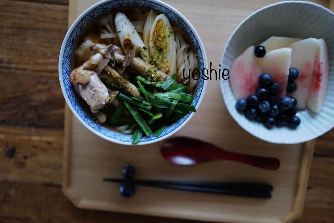 のインスタグラム：「みなさまおはようございます！  8月24日の朝は、とり南蛮うどん、桃＆ブルーベリー。  早出の木曜日、ストックしているいつもの鶴一屋の細うどんで。  鶏肉としめじとネギをフライパンで焼いて  さっと湯がいたニラと合わせて。  柚七味をかけていただきました。  鶏肉と柚七味最高です！  桃は少し硬めですが、甘味もあって美味しかった！  今朝も感謝して  ご馳走様でした😊🙏  さて、朝晩少しだけ涼しく感じるようになりました。  みなさまが素敵な１日になりますように❤️  #朝食#鶏肉とニラとネギのうどん#鳥南蛮うどん _#桃#朝の果物は金 #美味しく頂きました🙏 #ごちそうさまでした」