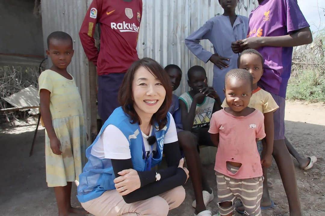 長野智子のインスタグラム：「このたび #エイドル 女性初のトップサポーターに就任しました。エイドルは、５０円から社会課題解決のためにサブスク支援ができるアプリです。  ストーリーズに詳細リンクを貼っているのでぜひ覗いてみてくださいね。  写真は国連UNHCR協会の難民支援で、ケニアの難民キャンプを訪問した時のものです🇰🇪」