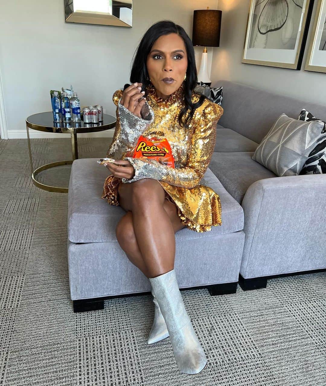ミンディ・カリングのインスタグラム：「My “thing” is sour candy! This is off brand! Don’t tell my sponsors!」