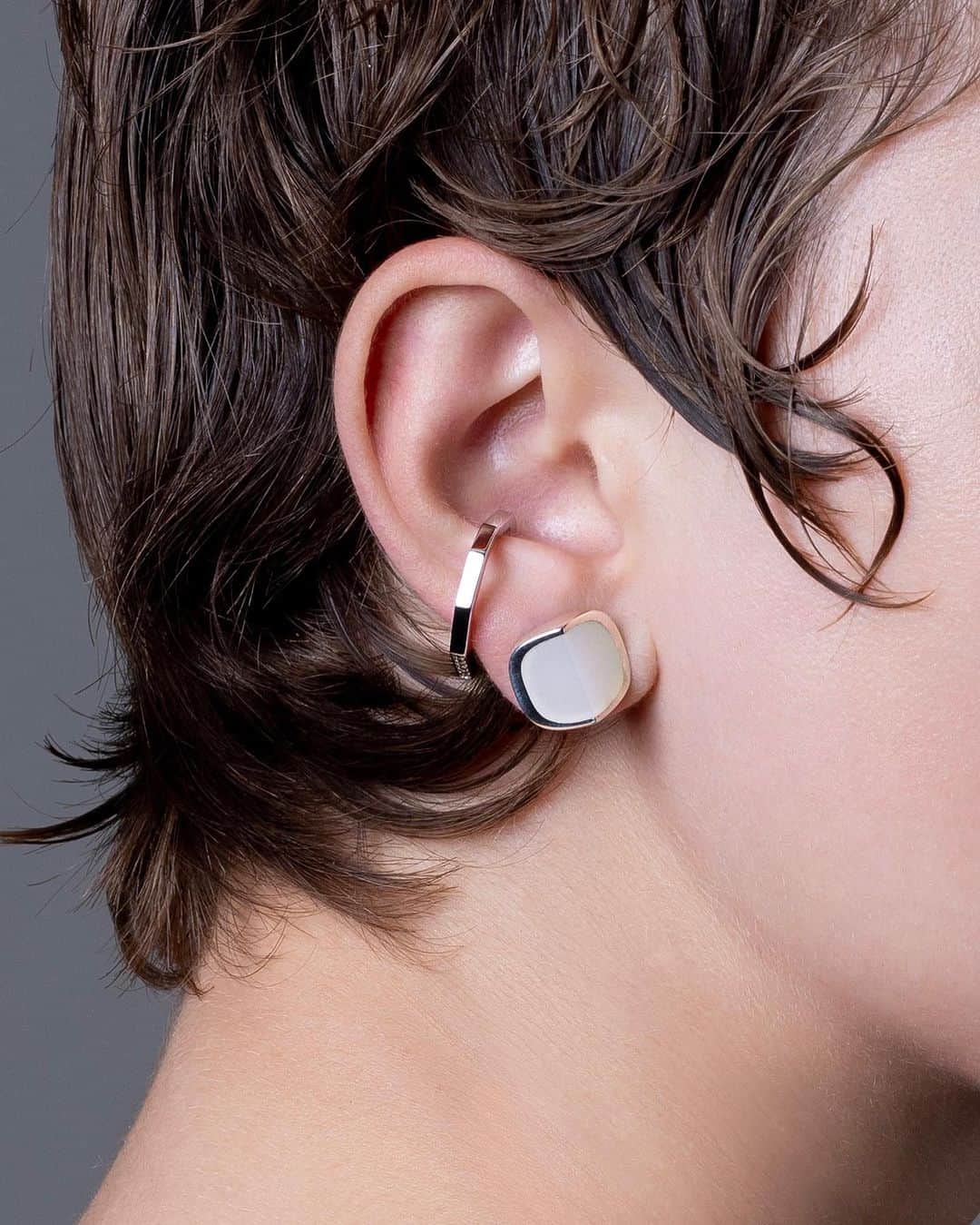 Hirotaka Jewelryのインスタグラム：「"EQUINOX" PYRAMID WHITE AGATE EARRING WITH “MANHATTAN OCTAGON EAR CUFF #hirotakajewelry」