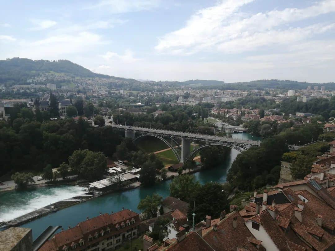 福間洸太朗のインスタグラム：「Souvenirs in the Switzerland ② I gave a private concert in the Villa Kocher in Bern and did a little tourism before the rehearsal, including climbing 344 steps in Münster and playing the street piano! 🙈  ベルンのHaus der Universitätで非公開演奏会でした。ここはネオバロック様式の別荘でノーベル賞受賞された外科医テオドール・コッヘル氏が病院のゲストハウスとして使用したそうです。  ラフマニノフと縁のある🇨🇭で彼の作品を弾けて幸せでした。😊  また、久しぶりのベルンだったので、リハーサル前に少し観光もしました。  🇨🇭で一番高く、美しい自然と街並みが一望できる大聖堂の尖塔(344段)も登りました！ (ｴﾝｿｳｶｲﾃﾞﾊﾋｻﾞｶﾞｶﾞｸｶﾞｸｼﾃﾏｼﾀ🤫)  #Bern #Berne #Switzerland #Schweiz #Suisse」