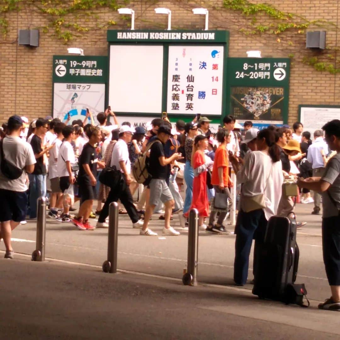 かみじょうたけしのインスタグラム：「慶應義塾高校、全国制覇おめでとうございます😊 仙台育英、準優勝凄かった。 今年も球児達のひたむきな姿にパワーいただきやした。 全国の高校球児のみんな、かっこよかったぞぉー。ありがとうなぁ😁 #第105回全国高等学校野球選手権記念大会  #慶應 #仙台育英 #高校球児」