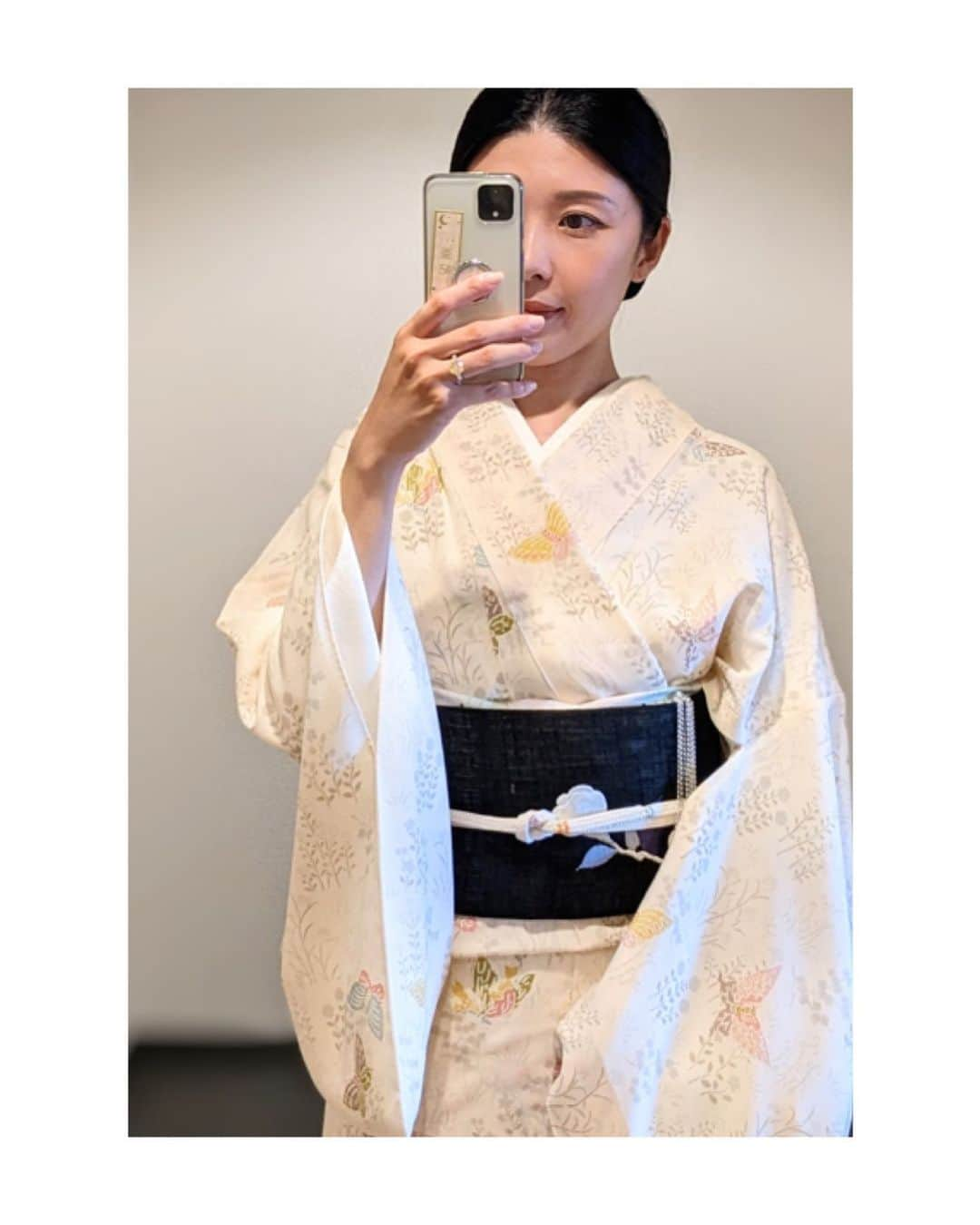 川村亜紀のインスタグラム：「濃いお色の帯を締めて、涼しさを呼ぶ気持ちです🌾 #kimono #kimonocordinate #japanesekimono #japanesetradition #beautifultradition #lovekimono  #instakimono #기모노  #お着物 #お着物コーディネート #着物コーディネート  #夏着物 #絽の小紋 #小紋 #呉服に志田 さん #夏帯 #夏椿 #長吉呉服店 さん #亜紀の和装記録」