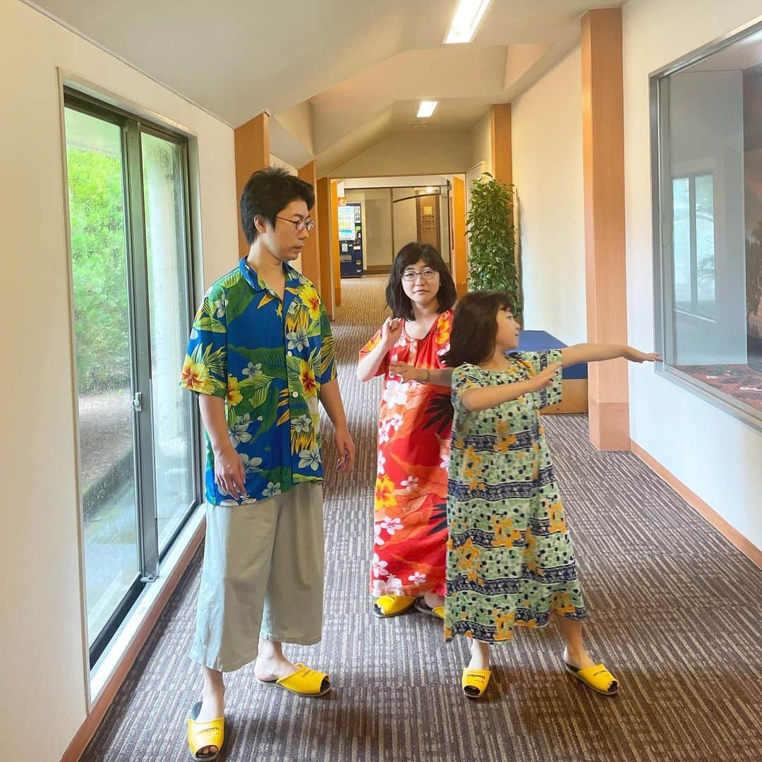 ayakonbubuさんのインスタグラム写真 - (ayakonbubuInstagram)「今年2回目のハワイアンズ🤣  @spa.resort.hawaiians  前回は3月。 館内水着でウロウロできるんだけど、3月は寒かった。  今回は冷房効いてて所々寒かった🤣  行きも帰りも無料バス。 ４人分の交通費考えるとすごいなーと思う🤩  横浜から無料バスでハワイアンズ行きました。 他にも無料バス出てるから調べてみてね🥳  9：40発で　13：15くらいについたよ！ 途中サービスエリア2回止まります。  ホテルはハワイアンズホテル。 前回は　ウィルポート。  うーん　前回のホテルの方が綺麗だし なんと言ってもプールに近いのよ‼️‼️  次行く時は　ウィルポート行く💓 値段は　ウィルポートの方が高い🫡  ホテル取る時に　バスと　スライダー乗り放題券 フラダンスショーのチケット買っといた。  八月は激混みで　スライダーチケット買う列が半端ない🎫 スライダー乗る人も半端ない😰 混んでると思ったから　着いた日と次の日でスライダーチケット使える日を選べたんだけど、 着いた日にしたの。 次の日は　帰る日だし、スライダー並んで時間に追われるのが怖くてさ😅  ご飯5：00から6：30までに入るバイキングで　 (多分人によって変わる　後から来る人もいたし)  ホテル到着してすぐプールに行き 2時過ぎくらいにはプールついてたんだけど、 すぐスライダー並び出して　全然進まないし　一回1時間半並んだ😅 ディズニーより　待ってる時間だるい😅 大きなスライダーは年齢制限　身長制限あるよ。  2回乗ったら　ギリご飯の時間になり😅 部屋遠かったし😰 ハワイアンズの方の夕食バイキング  カニめっちゃ食べてた🦀🤣 冷凍のカニだから　水ビシャビシャ出てきて　まぁ　うん　って感じなんだけど、子供は喜んでた🤣 わたあめ作る機械もあって子供喜んでた。  ウィルポートと比べると　やはり　ウィルポートの方が食事する場所も　内容も今っぽくていいのかな🥸  あーでも夏だと　どこのホテルでもカニや綿菓子あんのかなー わからん  子供らはカニやら綿菓子やらで　ハワイアンズのバイキングの方喜んでた🤣 次女も長女も　綿菓子何度も作りに行ってた。  昔ながらの　真ん中にザラメ入れて　ブワーっと出るやつ。  あっ 夏はプール19：00までっぽい 朝も9：30前くらいには入れてたっぽい 全然下調べしてないから 次の日何時から入れるかチェックした方が良い⭕️  夏以外　普段は17：00くらいにプール終わっちゃうよ。  夜のフラダンスショーは SS席以上だとダンサーさんと写真撮れるんだけど プレミアムチケット？じゃないと　トップの人とは撮れないよー  ファイヤーダンスの人やフラダンスの人は　ファンいて　うちわに写真ついたのが売ってる🤩 NO.1は　休めないだろうし　毎日毎日大変だなと余計な心配しちゃう。  今回のイベントから　小学生以下参加のイベントあったよ。 こなきんすごいテンション上がって真っ先に行った🤣  チェックアウト早くて　うちは　この前も今回も　30分　千円の延長したよ 延長できるのはその部屋によっても決まってるから(次が入るかとか) もちろん普通にチェックアウトして　荷物預けてプール行く人多いよ。 うちは　なんかテンパリそうだから　前回も今回も部屋延長して　お風呂帰ってきてから　部屋で化粧したり帰る用意したー💪  今回　次に入る人の関係で 2時間しか伸ばせなかった😰  なので　 10：00前にプール行って　11：00くらいにお風呂行って 11：30にお部屋帰り支度して 12：00チェックアウトしました🥳  帰りにお手紙書くくらい楽しかった姉妹☺️🌺🌺🌺  お風呂、 与一って大露天風呂(水着不可)あるんだけど　ここはシャンプーリンス　体洗う石鹸等ないから気をつけてね。  帰りの無料バスが15：30くらい  12：00チェックアウトしてから　 荷物預けて 蕎麦屋に行って名前を書き(この時点で14組待ちくらい) 待ってる時間 何ヶ所かにあるお土産屋さんで　土産を物色。 蕎麦屋だからか　結構回転早い🤓  蕎麦屋がある ウィルポートの方には駄菓子屋さんもあるよ。  40分くらいロビーで座ってたり寝てたりしたらバス来た🙌  すごく楽しいからまた行く🥰  だーっと思い出しながらかいたけど わかんなかったらきいてー😅  ほんと広いし楽しかった  今回　スライダーでいっぱいいっぱいで　外のプール行けなかったのよね。 夏しか開放されてないのに😅 ここは来年夏だな🤣  一年に　何回も行きそう😂😂  #旅行レポ #国内旅行 #ハワイアンズ#ホテルハワイアンズ#旅行#家族旅行#お揃い#お揃いコーデ#リンクコーデ#親子コーデ#子供とお出かけ部 #子供とお出かけ #子供のいる暮らし #子供のいる生活 #プール#旅行#家族#家族写真#子供のいる暮らし   #旅行準備 #旅行記  #プール遊び #ポリネシアンショー#フラダンス#シバオラ#フラガール#Hawaii#日本のハワイ #福島 #福島旅行」8月24日 9時04分 - ayakonbubu