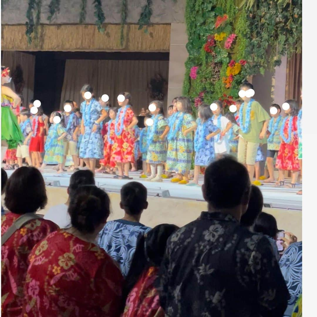 ayakonbubuさんのインスタグラム写真 - (ayakonbubuInstagram)「今年2回目のハワイアンズ🤣  @spa.resort.hawaiians  前回は3月。 館内水着でウロウロできるんだけど、3月は寒かった。  今回は冷房効いてて所々寒かった🤣  行きも帰りも無料バス。 ４人分の交通費考えるとすごいなーと思う🤩  横浜から無料バスでハワイアンズ行きました。 他にも無料バス出てるから調べてみてね🥳  9：40発で　13：15くらいについたよ！ 途中サービスエリア2回止まります。  ホテルはハワイアンズホテル。 前回は　ウィルポート。  うーん　前回のホテルの方が綺麗だし なんと言ってもプールに近いのよ‼️‼️  次行く時は　ウィルポート行く💓 値段は　ウィルポートの方が高い🫡  ホテル取る時に　バスと　スライダー乗り放題券 フラダンスショーのチケット買っといた。  八月は激混みで　スライダーチケット買う列が半端ない🎫 スライダー乗る人も半端ない😰 混んでると思ったから　着いた日と次の日でスライダーチケット使える日を選べたんだけど、 着いた日にしたの。 次の日は　帰る日だし、スライダー並んで時間に追われるのが怖くてさ😅  ご飯5：00から6：30までに入るバイキングで　 (多分人によって変わる　後から来る人もいたし)  ホテル到着してすぐプールに行き 2時過ぎくらいにはプールついてたんだけど、 すぐスライダー並び出して　全然進まないし　一回1時間半並んだ😅 ディズニーより　待ってる時間だるい😅 大きなスライダーは年齢制限　身長制限あるよ。  2回乗ったら　ギリご飯の時間になり😅 部屋遠かったし😰 ハワイアンズの方の夕食バイキング  カニめっちゃ食べてた🦀🤣 冷凍のカニだから　水ビシャビシャ出てきて　まぁ　うん　って感じなんだけど、子供は喜んでた🤣 わたあめ作る機械もあって子供喜んでた。  ウィルポートと比べると　やはり　ウィルポートの方が食事する場所も　内容も今っぽくていいのかな🥸  あーでも夏だと　どこのホテルでもカニや綿菓子あんのかなー わからん  子供らはカニやら綿菓子やらで　ハワイアンズのバイキングの方喜んでた🤣 次女も長女も　綿菓子何度も作りに行ってた。  昔ながらの　真ん中にザラメ入れて　ブワーっと出るやつ。  あっ 夏はプール19：00までっぽい 朝も9：30前くらいには入れてたっぽい 全然下調べしてないから 次の日何時から入れるかチェックした方が良い⭕️  夏以外　普段は17：00くらいにプール終わっちゃうよ。  夜のフラダンスショーは SS席以上だとダンサーさんと写真撮れるんだけど プレミアムチケット？じゃないと　トップの人とは撮れないよー  ファイヤーダンスの人やフラダンスの人は　ファンいて　うちわに写真ついたのが売ってる🤩 NO.1は　休めないだろうし　毎日毎日大変だなと余計な心配しちゃう。  今回のイベントから　小学生以下参加のイベントあったよ。 こなきんすごいテンション上がって真っ先に行った🤣  チェックアウト早くて　うちは　この前も今回も　30分　千円の延長したよ 延長できるのはその部屋によっても決まってるから(次が入るかとか) もちろん普通にチェックアウトして　荷物預けてプール行く人多いよ。 うちは　なんかテンパリそうだから　前回も今回も部屋延長して　お風呂帰ってきてから　部屋で化粧したり帰る用意したー💪  今回　次に入る人の関係で 2時間しか伸ばせなかった😰  なので　 10：00前にプール行って　11：00くらいにお風呂行って 11：30にお部屋帰り支度して 12：00チェックアウトしました🥳  帰りにお手紙書くくらい楽しかった姉妹☺️🌺🌺🌺  お風呂、 与一って大露天風呂(水着不可)あるんだけど　ここはシャンプーリンス　体洗う石鹸等ないから気をつけてね。  帰りの無料バスが15：30くらい  12：00チェックアウトしてから　 荷物預けて 蕎麦屋に行って名前を書き(この時点で14組待ちくらい) 待ってる時間 何ヶ所かにあるお土産屋さんで　土産を物色。 蕎麦屋だからか　結構回転早い🤓  蕎麦屋がある ウィルポートの方には駄菓子屋さんもあるよ。  40分くらいロビーで座ってたり寝てたりしたらバス来た🙌  すごく楽しいからまた行く🥰  だーっと思い出しながらかいたけど わかんなかったらきいてー😅  ほんと広いし楽しかった  今回　スライダーでいっぱいいっぱいで　外のプール行けなかったのよね。 夏しか開放されてないのに😅 ここは来年夏だな🤣  一年に　何回も行きそう😂😂  #旅行レポ #国内旅行 #ハワイアンズ#ホテルハワイアンズ#旅行#家族旅行#お揃い#お揃いコーデ#リンクコーデ#親子コーデ#子供とお出かけ部 #子供とお出かけ #子供のいる暮らし #子供のいる生活 #プール#旅行#家族#家族写真#子供のいる暮らし   #旅行準備 #旅行記  #プール遊び #ポリネシアンショー#フラダンス#シバオラ#フラガール#Hawaii#日本のハワイ #福島 #福島旅行」8月24日 9時04分 - ayakonbubu