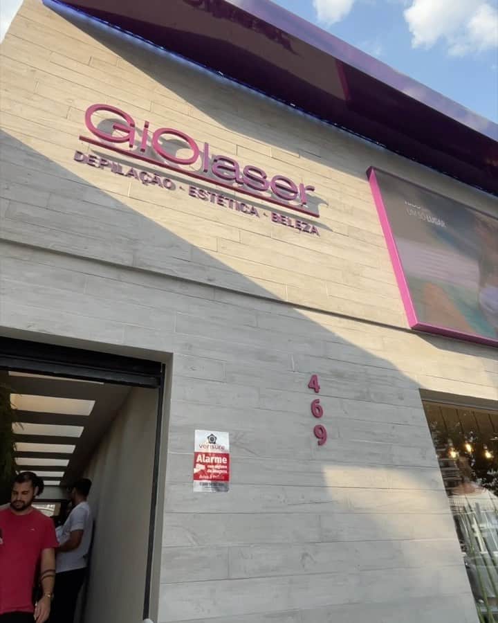 Giovanna Antonelliのインスタグラム：「Muito feliz de inaugurar hoje a nossa primeira @giolaserflagship , em São Paulo.  Um espaço, que além de atender o público com todos os tratamentos de qualidade e inovadores, tem também um centro de treinamento completo para capacitar os franqueados e colaboradores da rede. Foram meses construindo e preparando esse lugar mágico ✨e que hoje abriu as portas pra vcs!!! ❤   A GiOlaser é um sonho meu pra você que quer viver a sua melhor versão, do jeito que quiser!  📸 @agenciabrazilnews」
