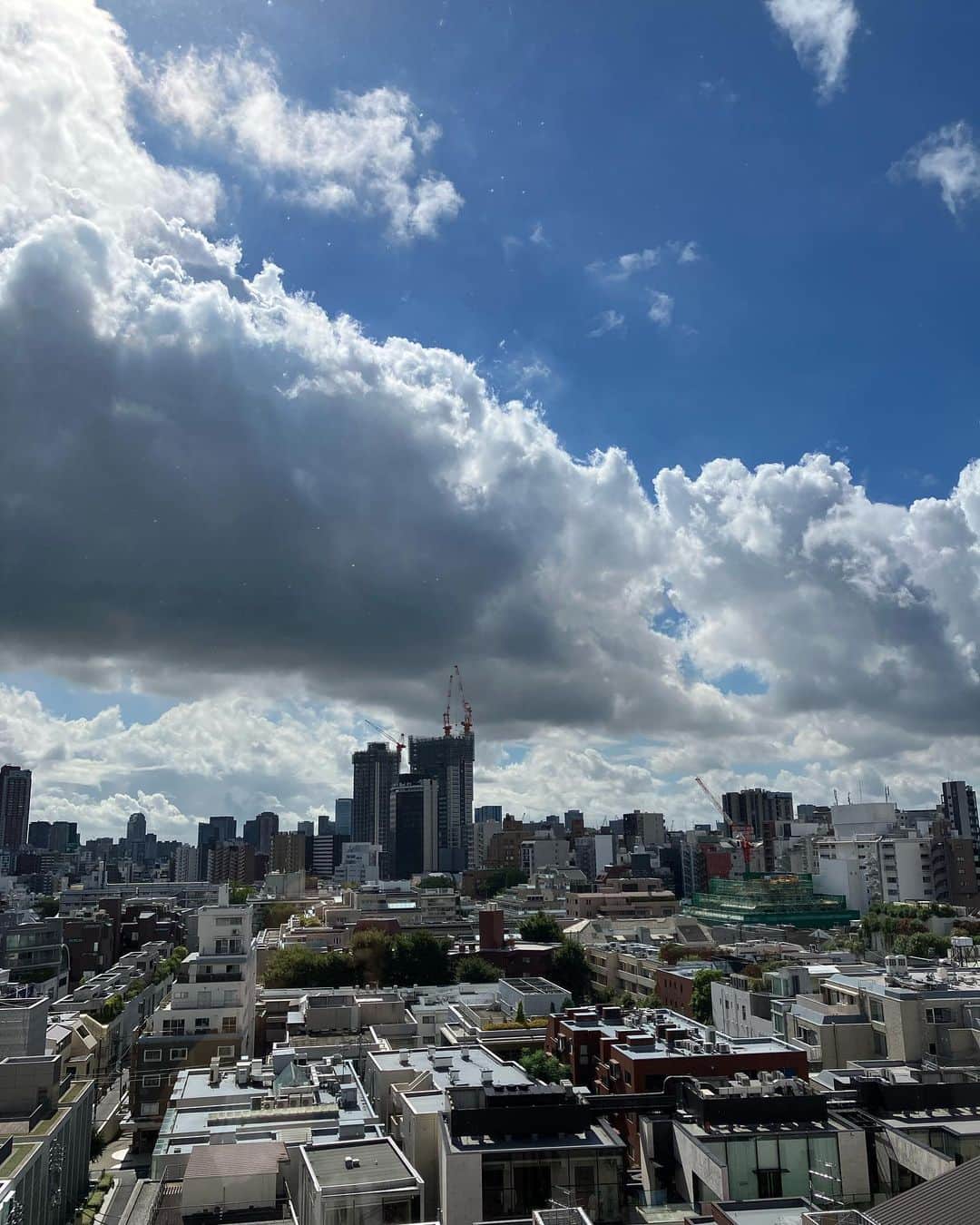 吉見佑子さんのインスタグラム写真 - (吉見佑子Instagram)「私の部屋の窓から見える怖いほどの笑顔の雲　君はどこから来たの？どこへ行くの？私に用事はないでしょ」8月24日 9時05分 - yuko_yoshimi